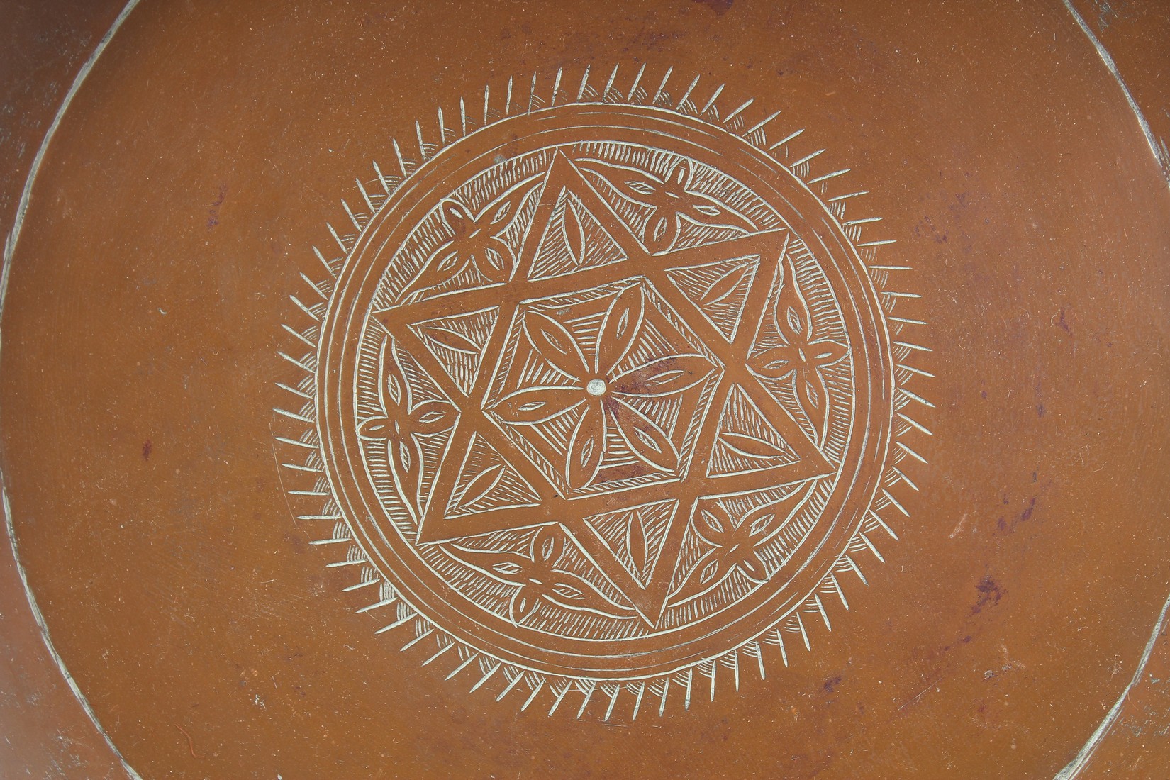 AN ENGRAVED COPPER DISH, 34cm diameter. - Image 2 of 3