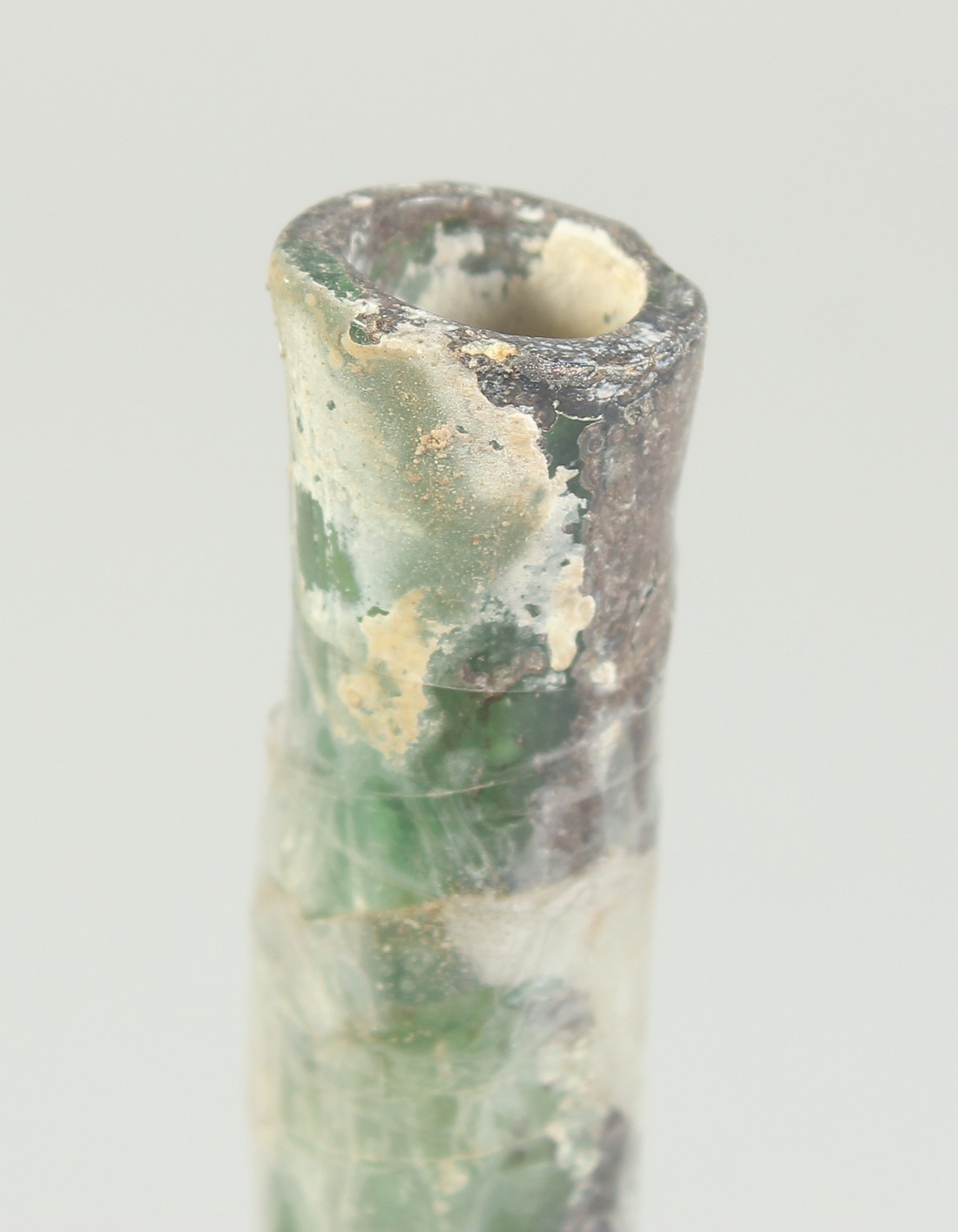 AN EARLY ISLAMIC GREEN GLASS BOTTLE, 20cm high. - Image 4 of 5