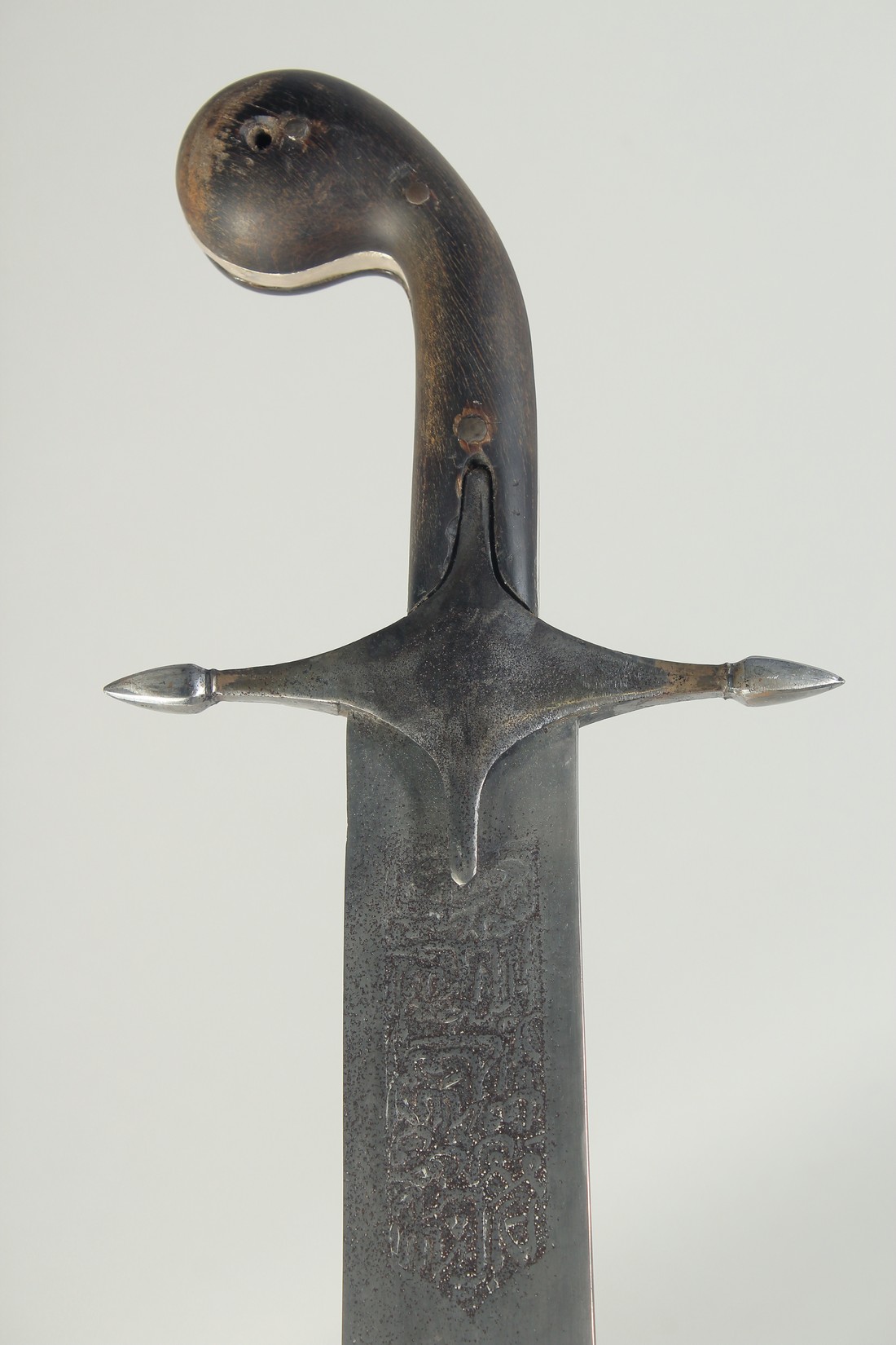 A FINE LARGE EARLY 19TH CENTURY ISLAMIC OTTOMAN TURKISH KILIJ SWORD, with engraved calligraphic