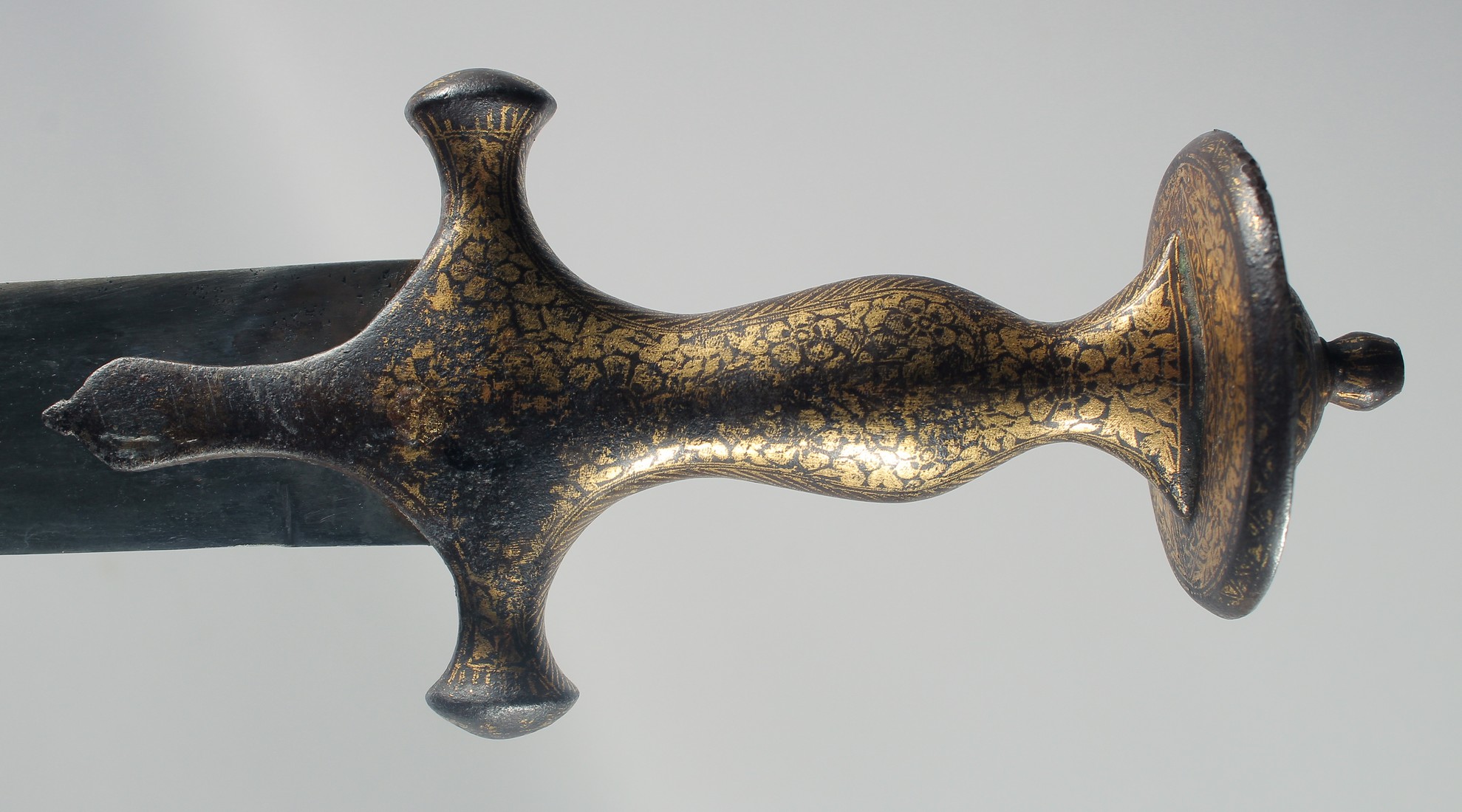 A FINE 19TH CENTURY MUGHAL INDIAN GOLD INLAID STEEL HILTED TULWAR, 93cm long. - Image 3 of 4