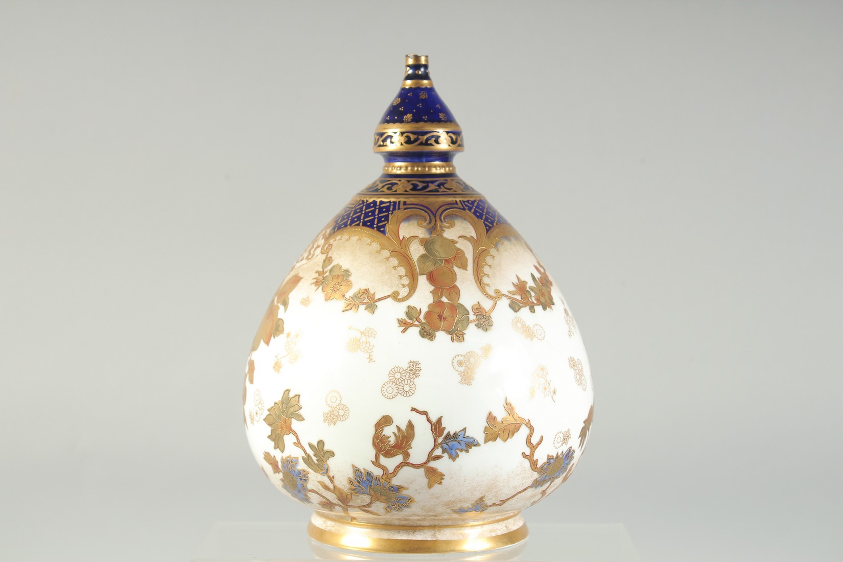 AN OTTOMAN MARKET ROYAL DERBY PORCELAIN VESSEL, with gilded foliate decoration, 22.5cm high. - Image 2 of 7