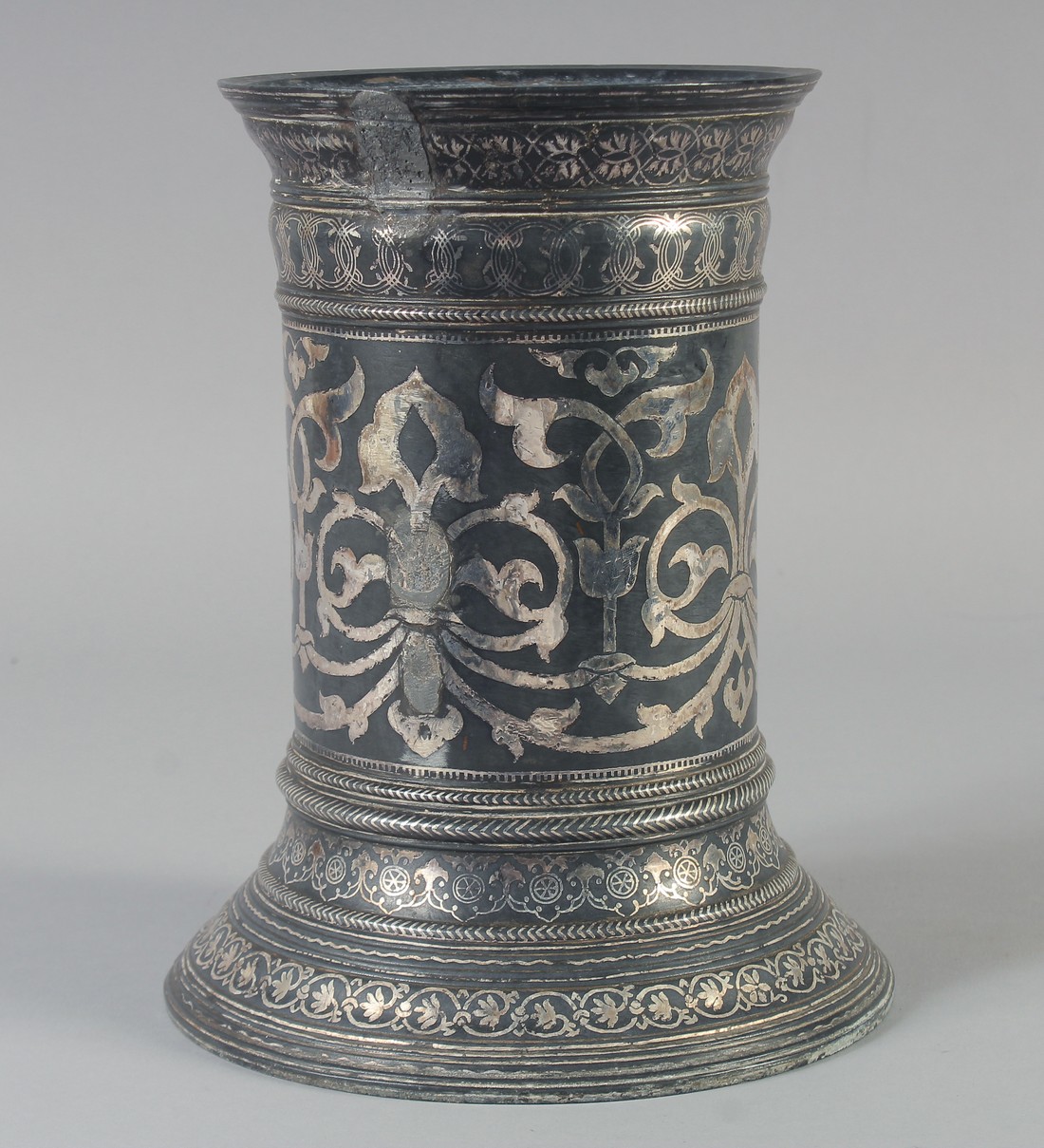 A FINE AND UNUSUAL 18TH-19TH CENTURY LARGE INDIAN BIDRI SILVER INLAID CANDLESTICK / TORCH STAND, - Image 2 of 5