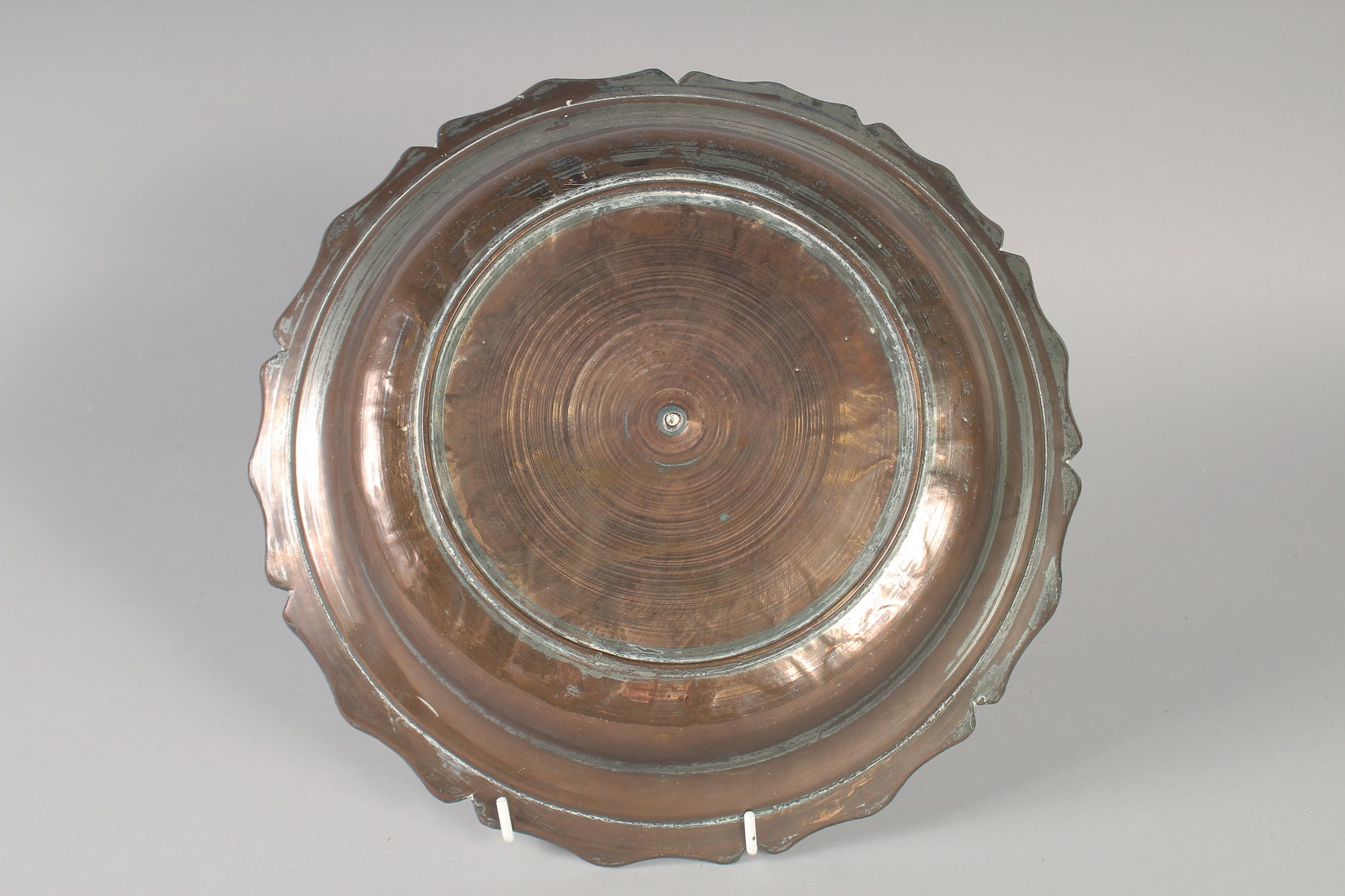 A FINE ISLAMIC SILVER INLAID DISH, with engraved decoration and calligraphic inscriptions, 28cm - Image 3 of 3