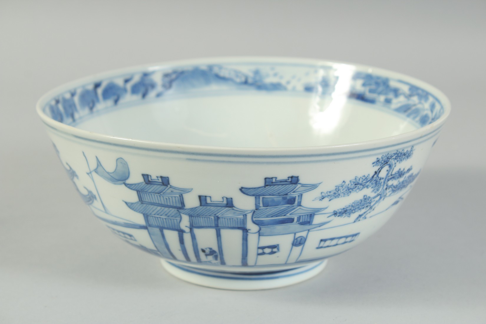 AN EARLY 20TH CENTURY CHINESE BLUE AND WHITE PORCELAIN BOWL, painted with landscape scenes, with - Image 3 of 5