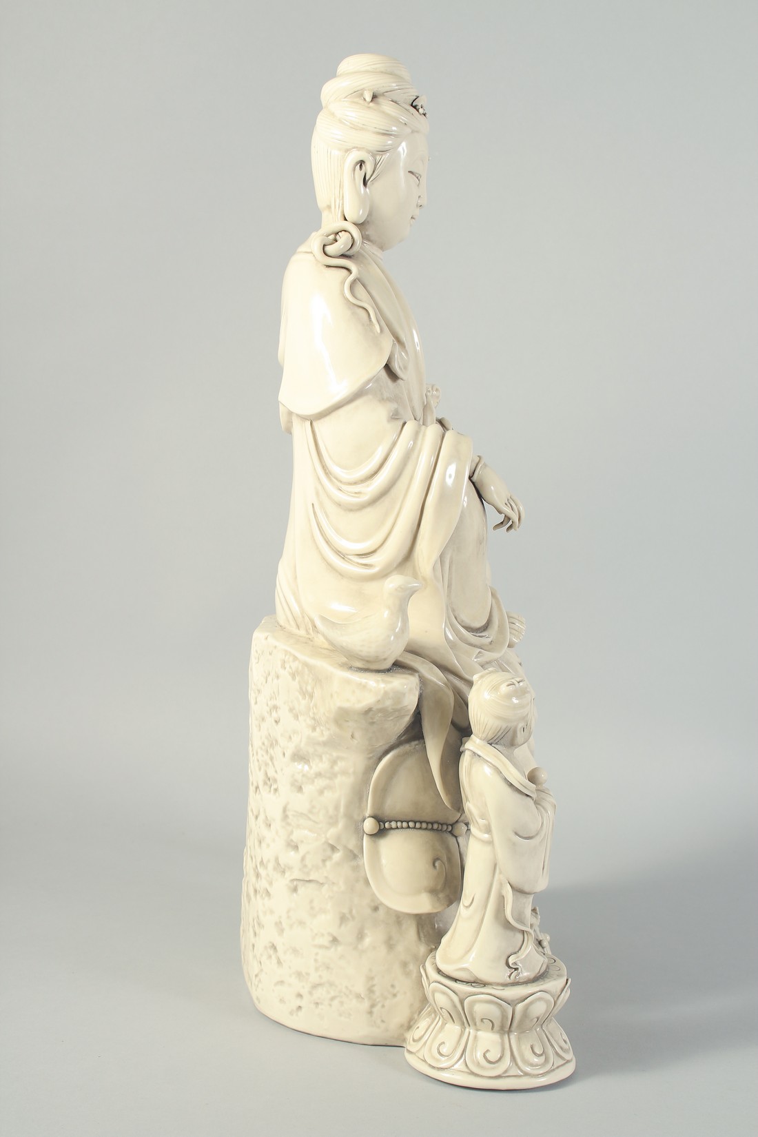 A LARGE BLANC-DE-CHINE GUANYIN AND CHILDREN, 46.5cm high. - Image 5 of 9