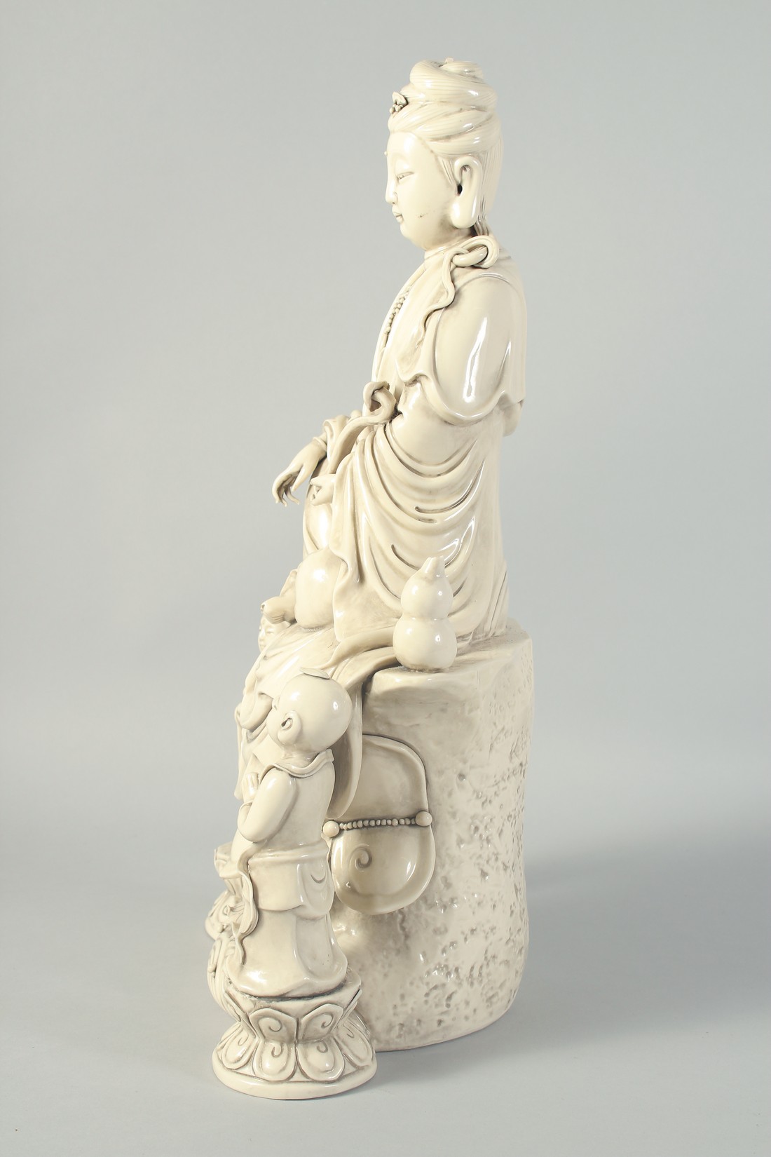 A LARGE BLANC-DE-CHINE GUANYIN AND CHILDREN, 46.5cm high. - Image 8 of 9