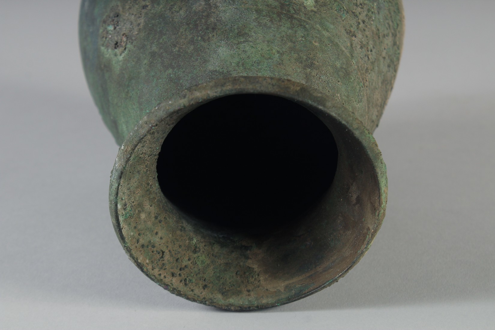 AN UNUSUAL ANCIENT PERSIAN OR ROMAN VASE, 19.5cm high. - Image 4 of 5