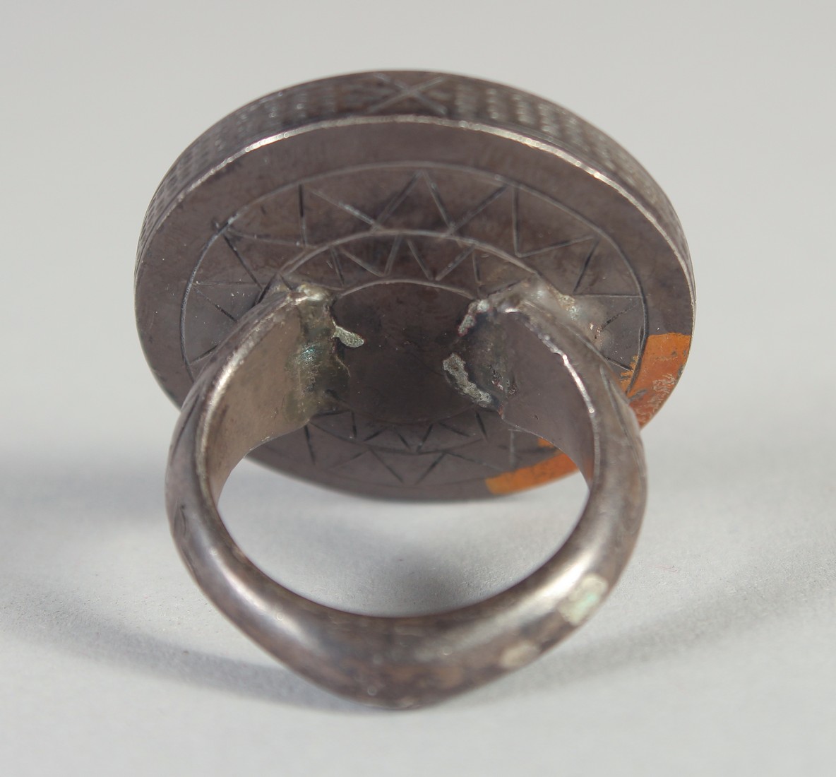 A FINE LARGE PERSIAN ENGRAVED AGATE / CARNELIAN RING. - Image 4 of 4