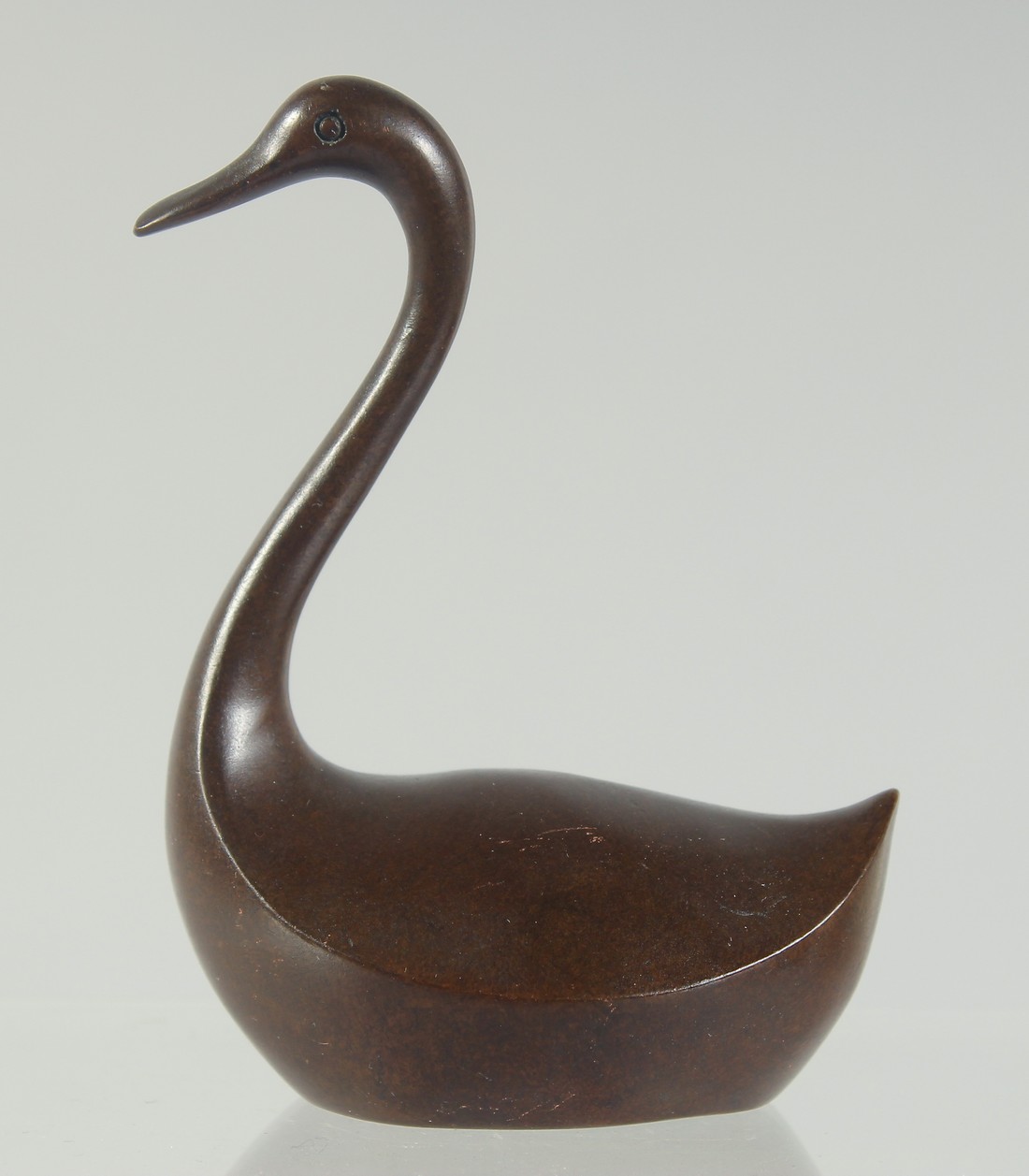 A JAPANESE BRONZE FIGURE OF A SWAN, 10cm high. - Image 2 of 4