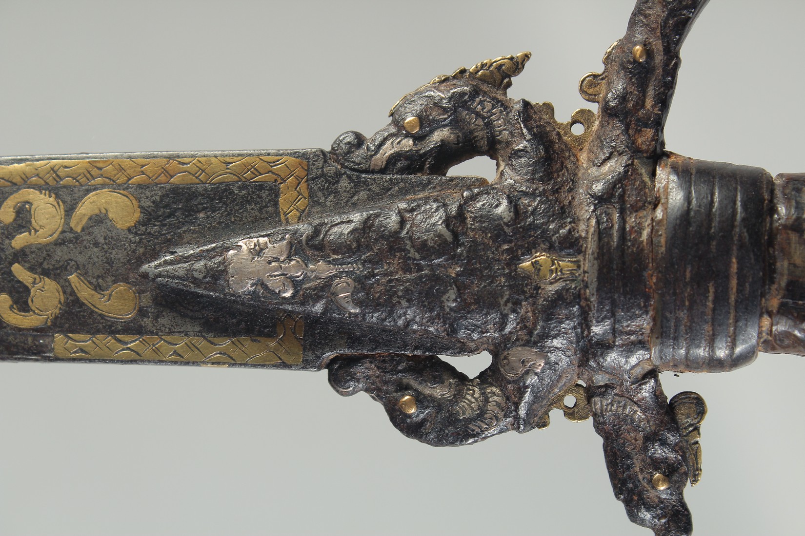 A RARE 17TH CENTURY CEYLONESE SRI LANKAN KASTANE SWORD, with carved silver mounted rhino horn handle - Image 3 of 8