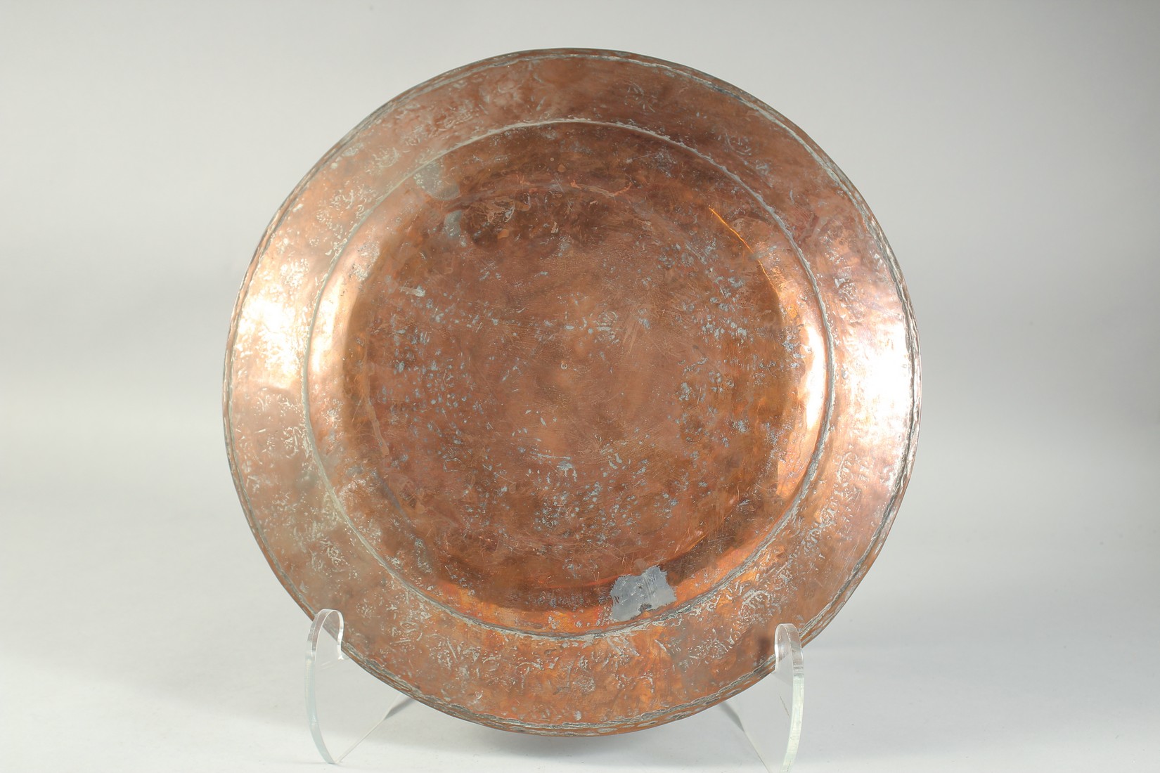 AN ENGRAVED COPPER DISH, 34cm diameter. - Image 3 of 3