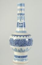 A 19TH CENTURY CHINESE BLUE AND WHITE PORCELAIN VASE, with four-character mark to base, (af), 24.5cm
