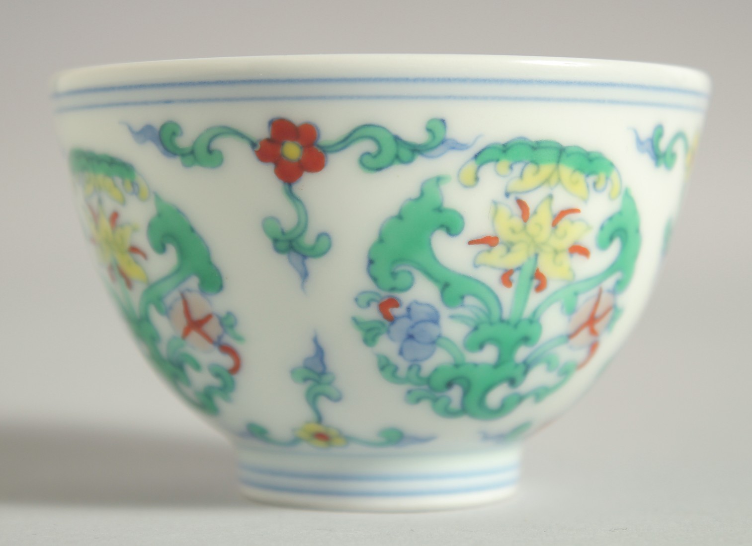 A CHINESE DOUCAI PORCELAIN CUP, 7.5cm diameter.