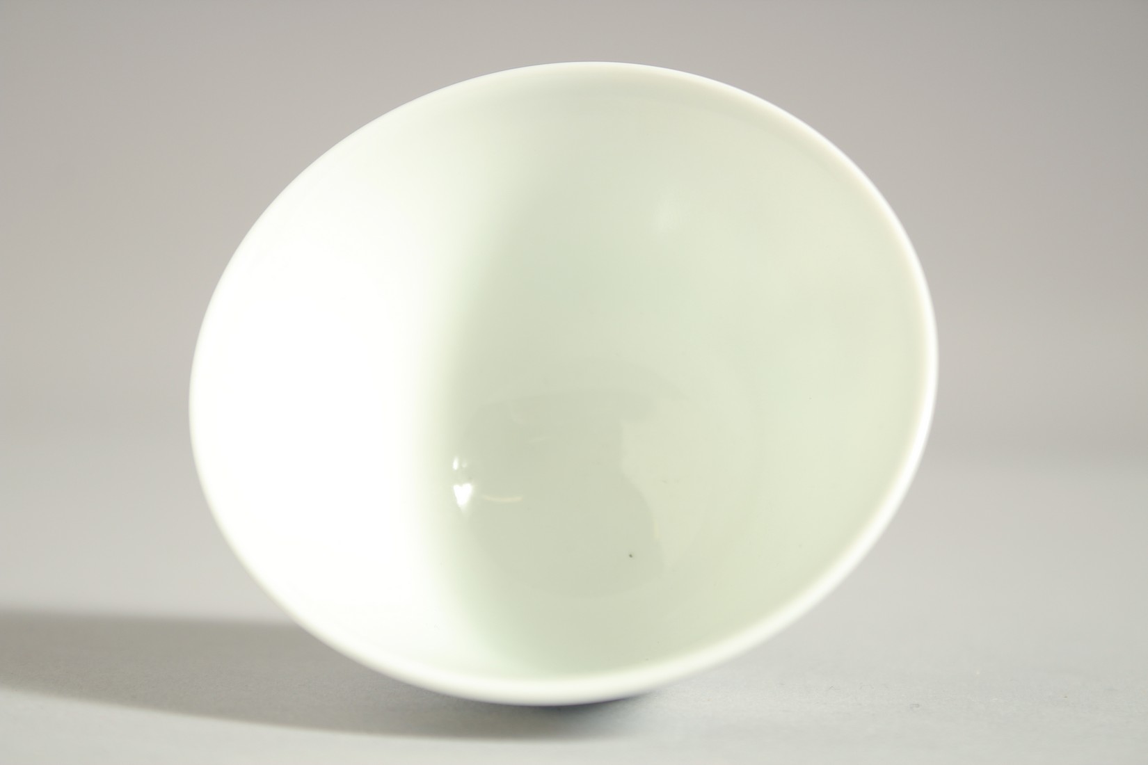 A CHINESE MING STYLE DOUCAI CUP 7cm diameter. - Image 4 of 6