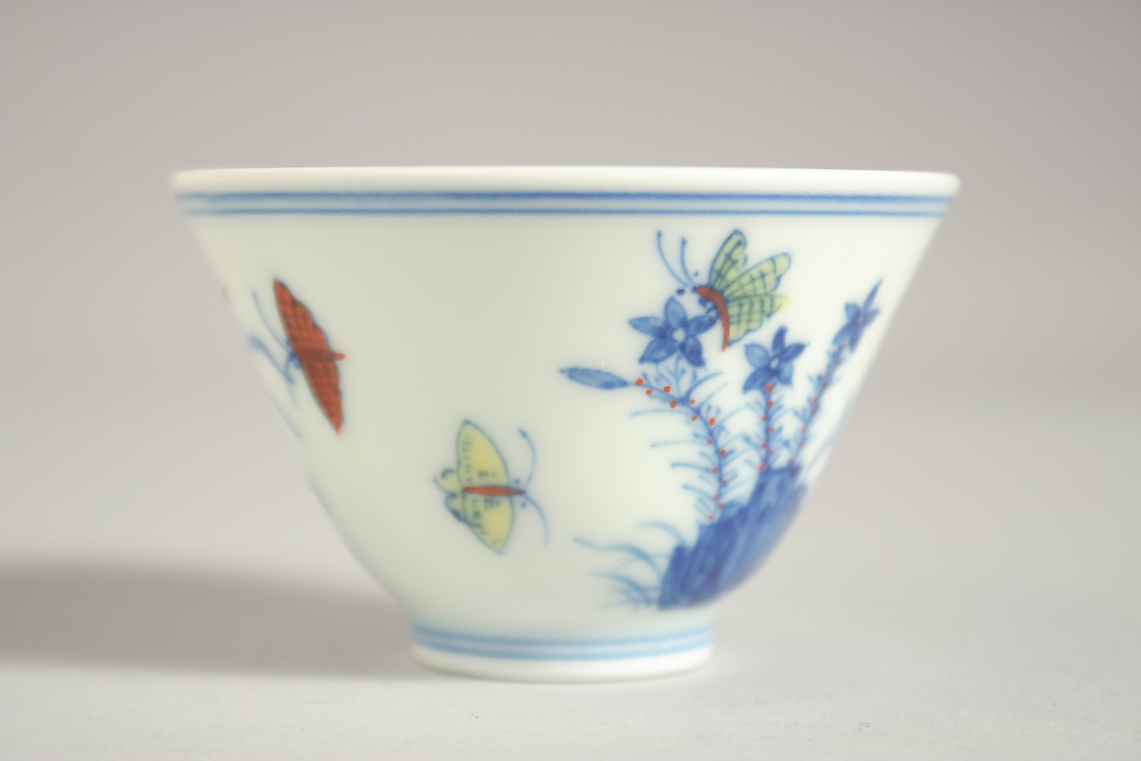 A CHINESE MING STYLE DOUCAI CUP 7cm diameter. - Image 5 of 6