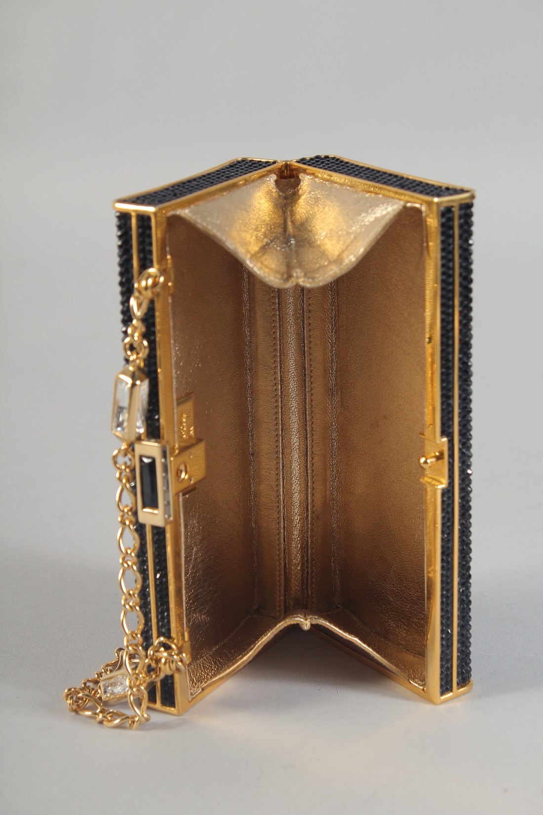 A JUDITH LEIBER, NEW YORK BLACK BEAD EVENING BAG, with gilt interior pocket mirror in a cloth bag. - Bild 4 aus 6