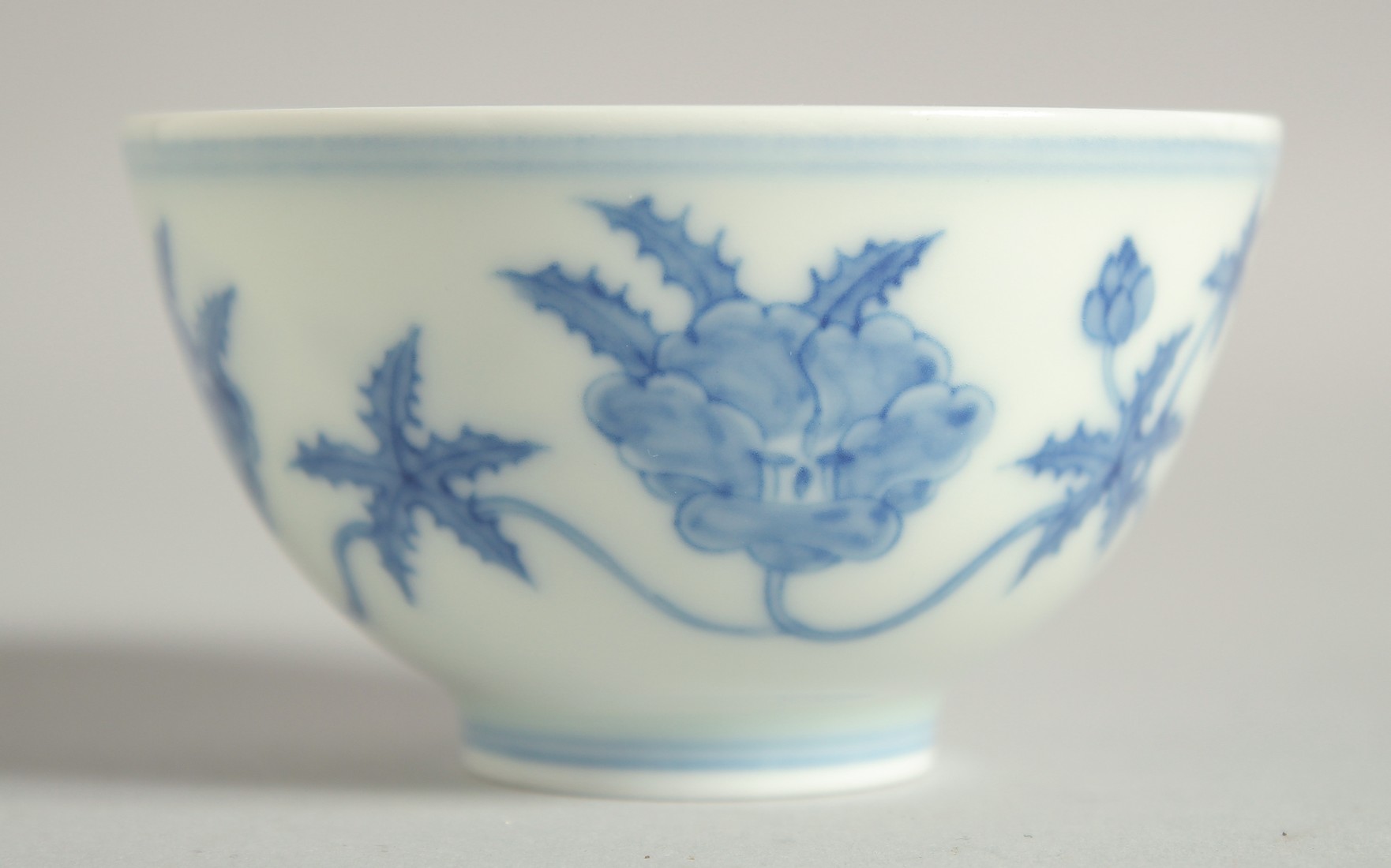 A CHINESE BLUE AND WHITE PORCELAIN CUP, 7.5cm diameter. - Image 4 of 5