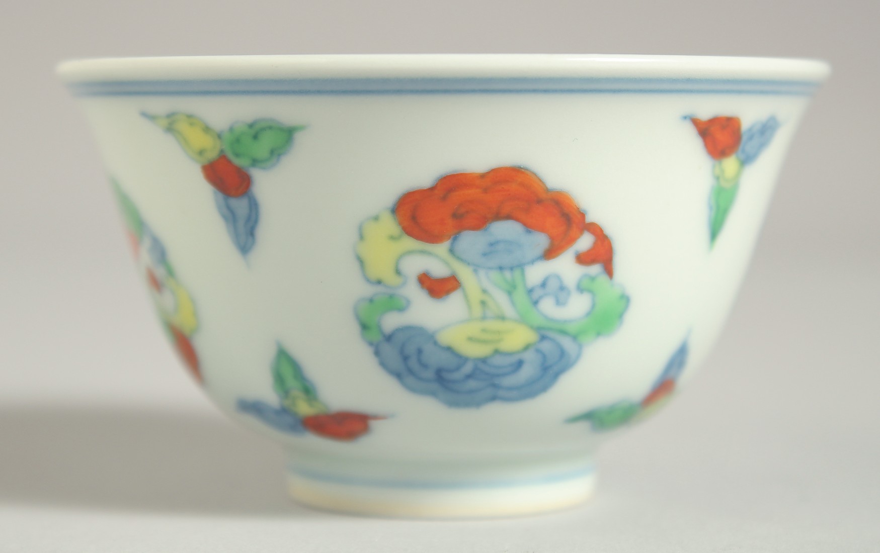 A CHINESE MING STYLE DOUCAI CUP. 8cm diameter. - Image 7 of 7