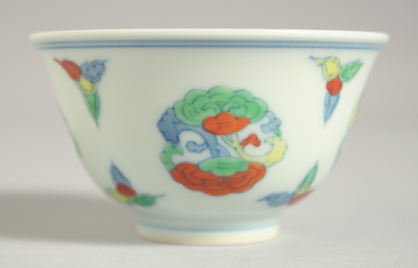 A CHINESE MING STYLE DOUCAI CUP. 8cm diameter. - Image 6 of 7