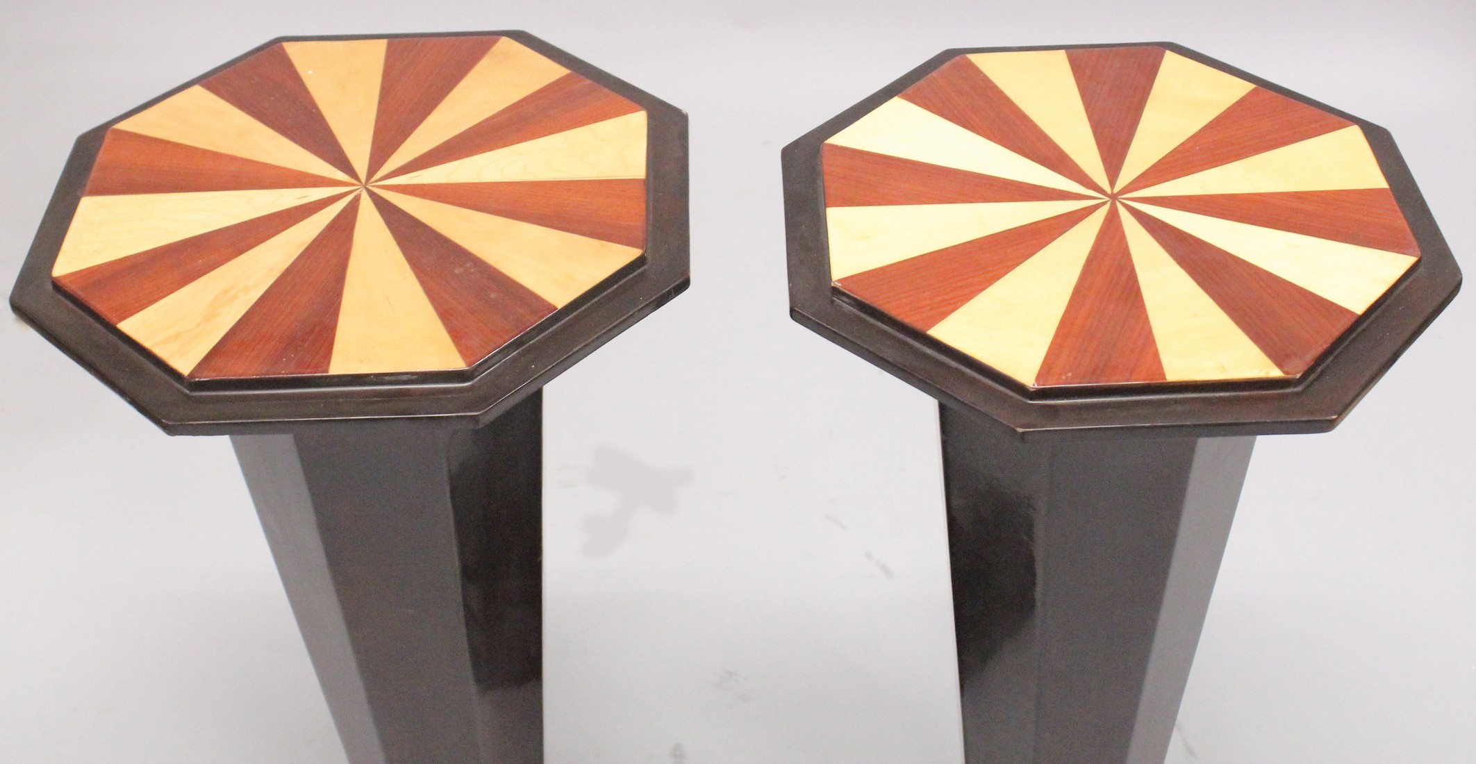 A PAIR OF TWO TONE OCTAGONAL DECO STYLE TABLES. 2ft 7ins high, 1ft 4ins diameter. - Bild 2 aus 2