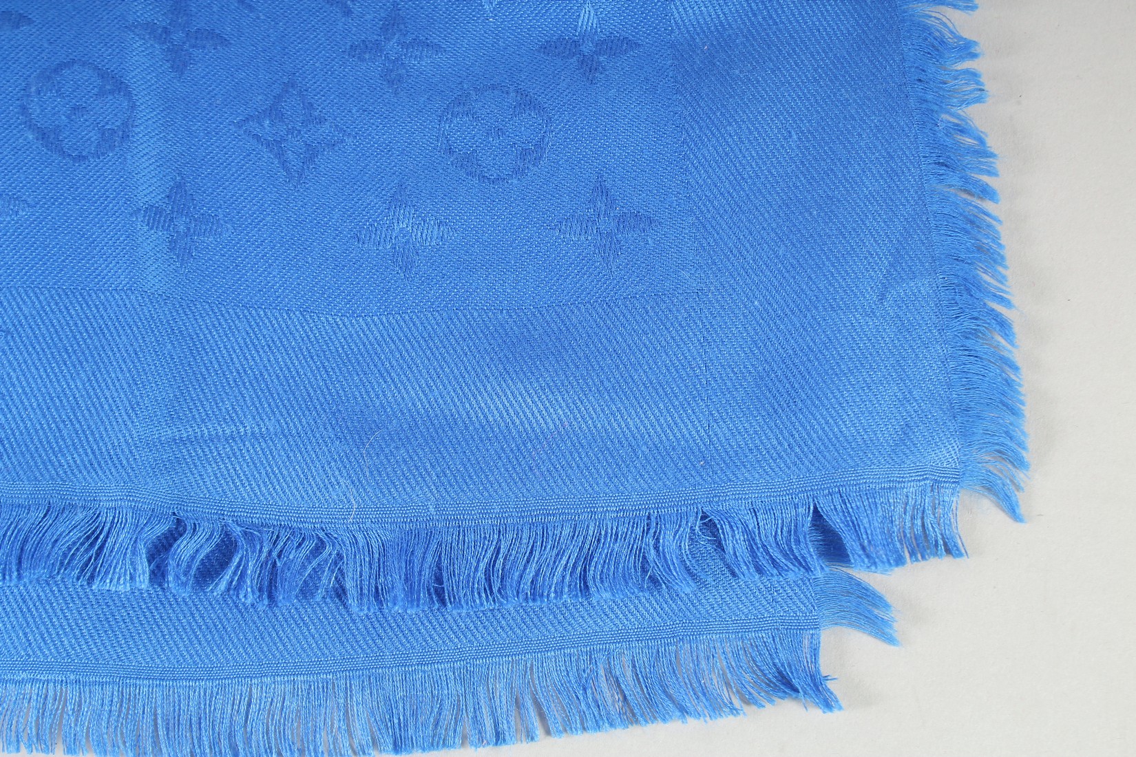 A LOUIS VUITTON BLUE SHAWL with Louis Vuitton emblems. 140cm x 120cm. - Bild 3 aus 4