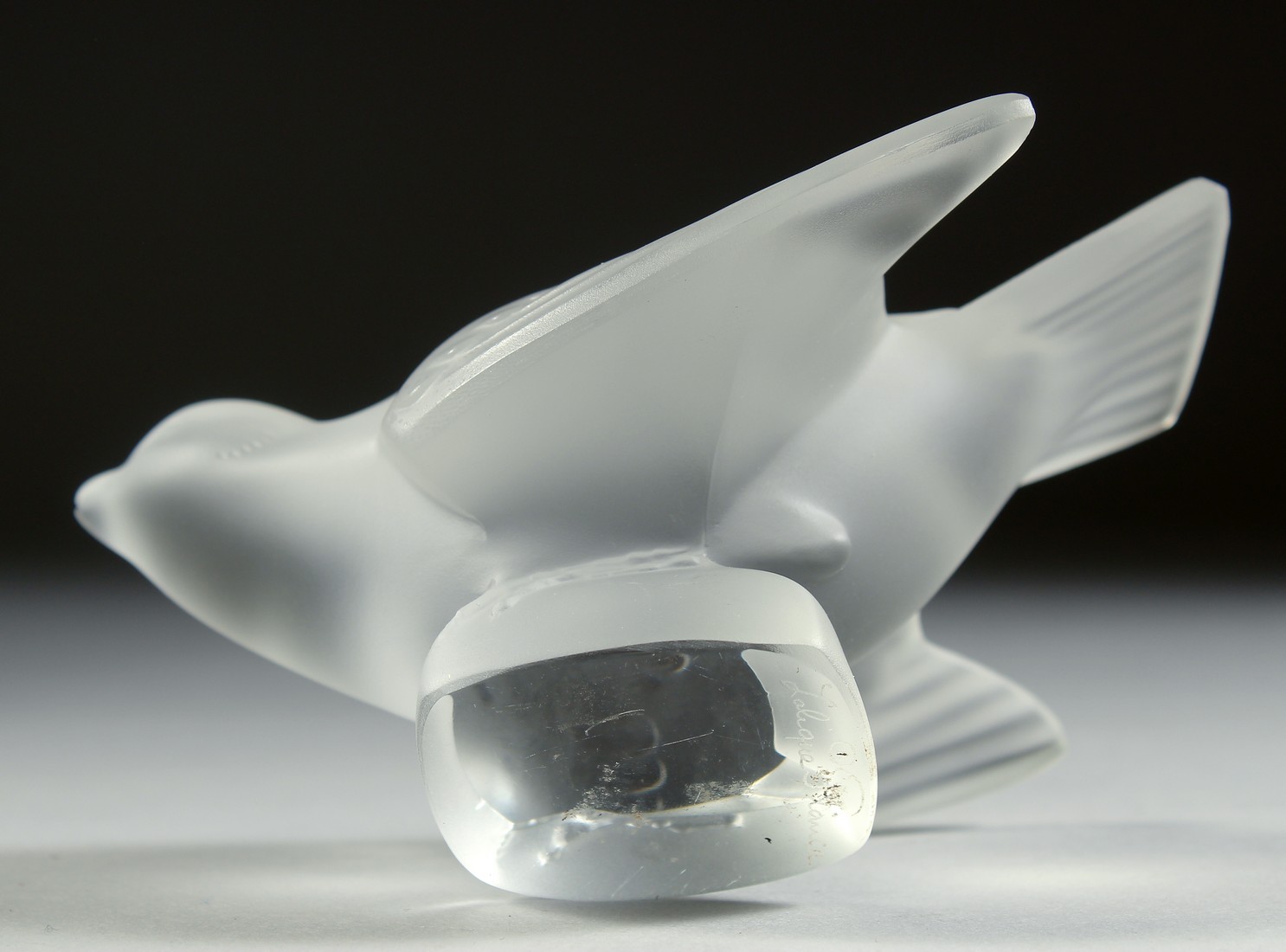 A LALIQUE FROSTED GLASS BIRD, wings closed. Signed, Lalique, France. 5.25ins long. - Bild 3 aus 4