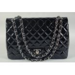 A VERY GOOD LARGE CHANEL BLACK PATENT LEATHER HANDBAG with long chrome and leather straps. 33cm