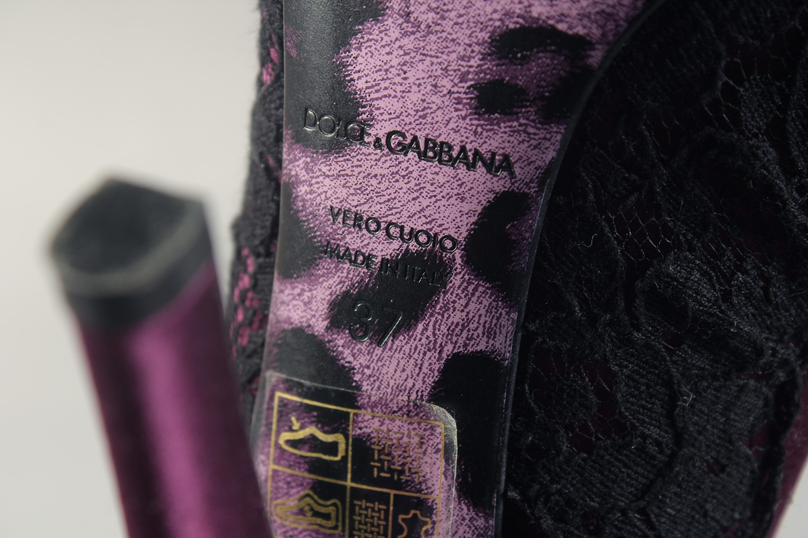 A PAIR OF DOLCE AND GABBANA BLACK AND PURPLE HIGH HEEL SHOES. Size 37. - Bild 7 aus 7