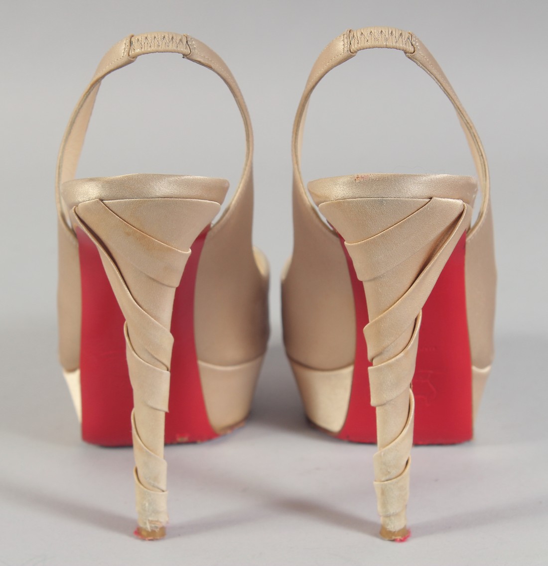 A PAIR OF CHRISTIAN LOUBOUTIN BEIGE SHOES, and five heal tips. Size 37. - Bild 3 aus 5