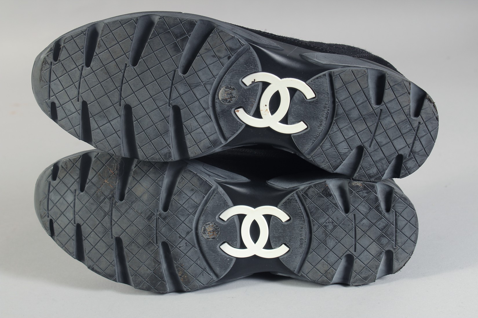 A PAIR OF CHANEL BLACK TRAINERS in a dust bag. Size 37.5. - Bild 7 aus 9