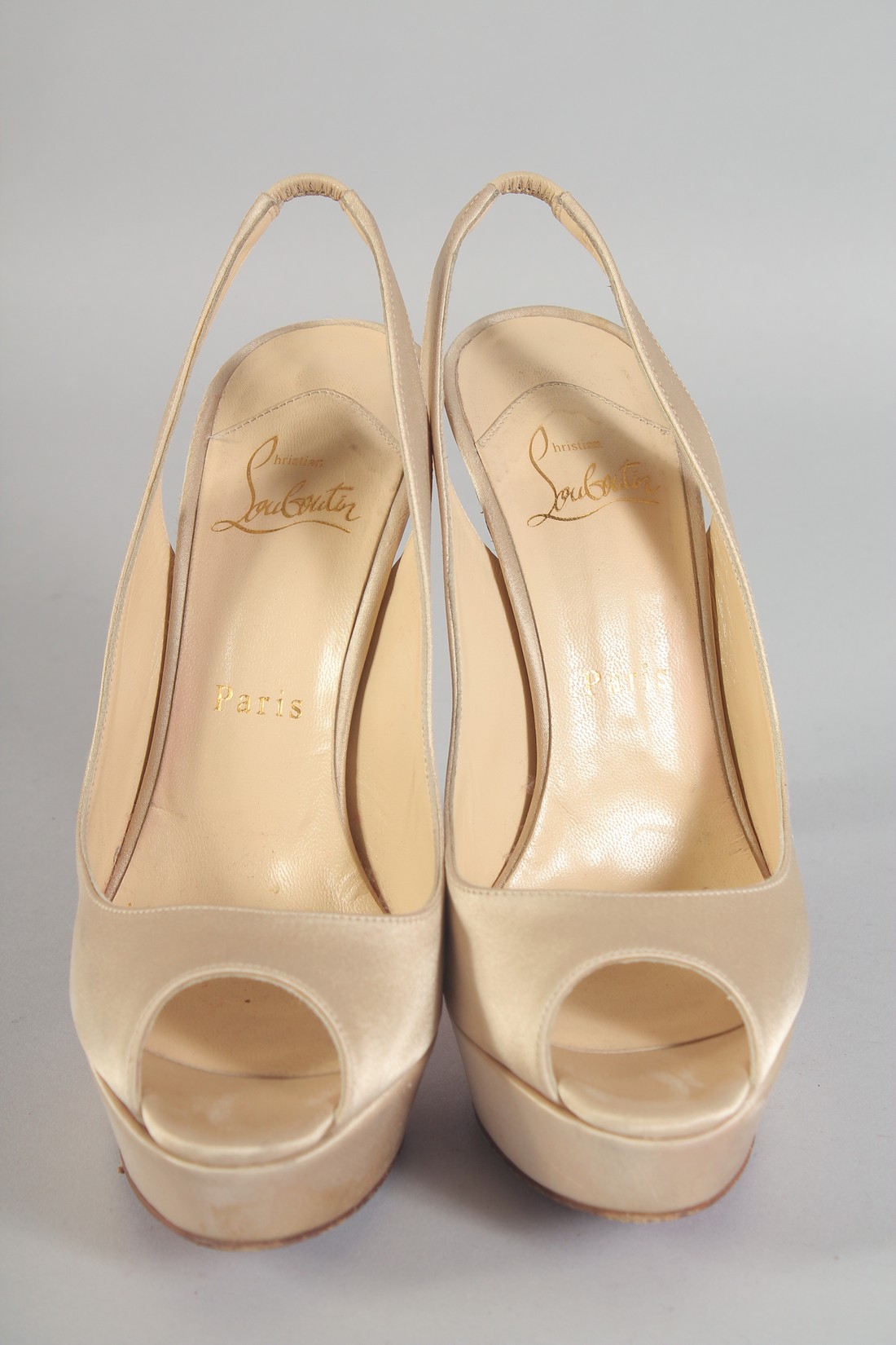 A PAIR OF CHRISTIAN LOUBOUTIN BEIGE SHOES, and five heal tips. Size 37. - Bild 2 aus 5
