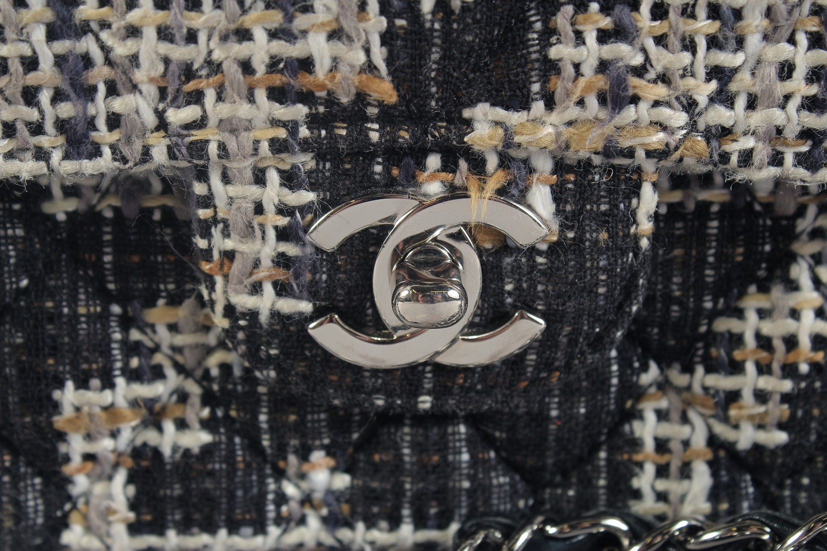 A GOOD CHANEL BLACK AND WHITE WOVEN TWEED/FABRIC BAG with black leather interior with entwined - Bild 2 aus 6