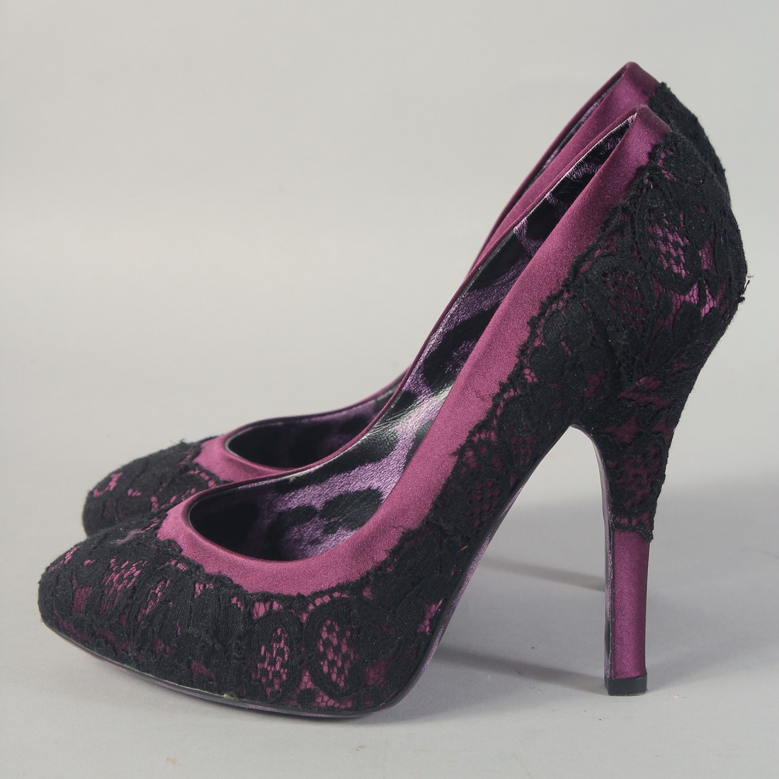 A PAIR OF DOLCE AND GABBANA BLACK AND PURPLE HIGH HEEL SHOES. Size 37. - Bild 5 aus 7