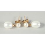 A PAIR OF 18CT GOLD PEARL DROP EARRINGS