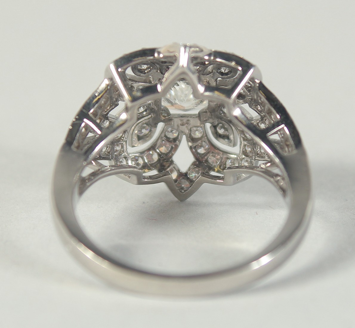 A GOOD 18CT WHITE GOLD DIAMOND COCKTAIL RING. - Image 4 of 5