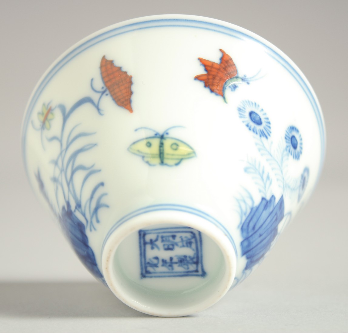A CHINESE MING STYLE DOUCAI CUP 7cm diameter. - Image 3 of 6