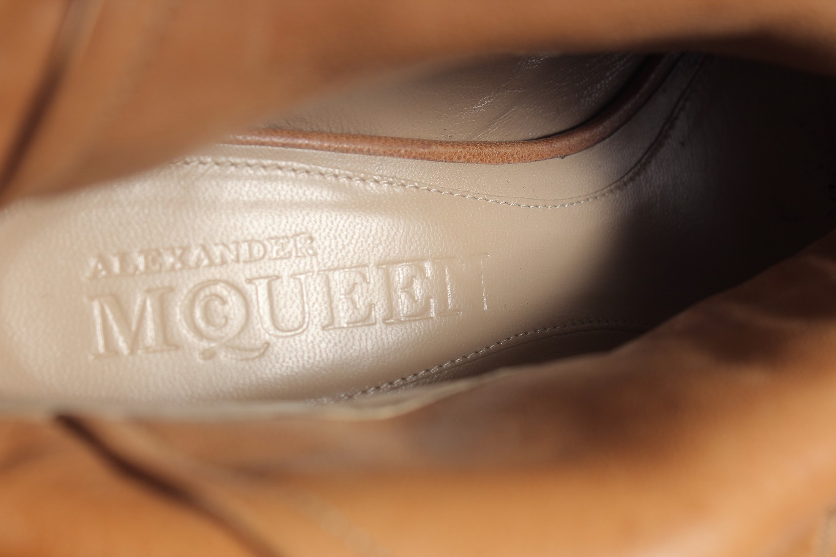 A PAIR OF ALEXANDER McQUEEN BEIGE LEATHER SHOES. Size 38. - Bild 5 aus 8