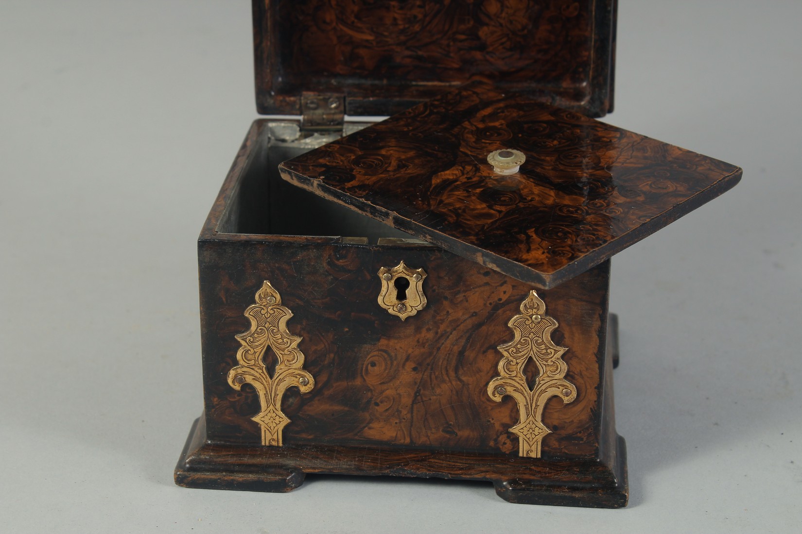 A CHILD & SON OF BRIGHTON CADDY AND COVER with brass mounts. 4.5ins. - Image 3 of 4