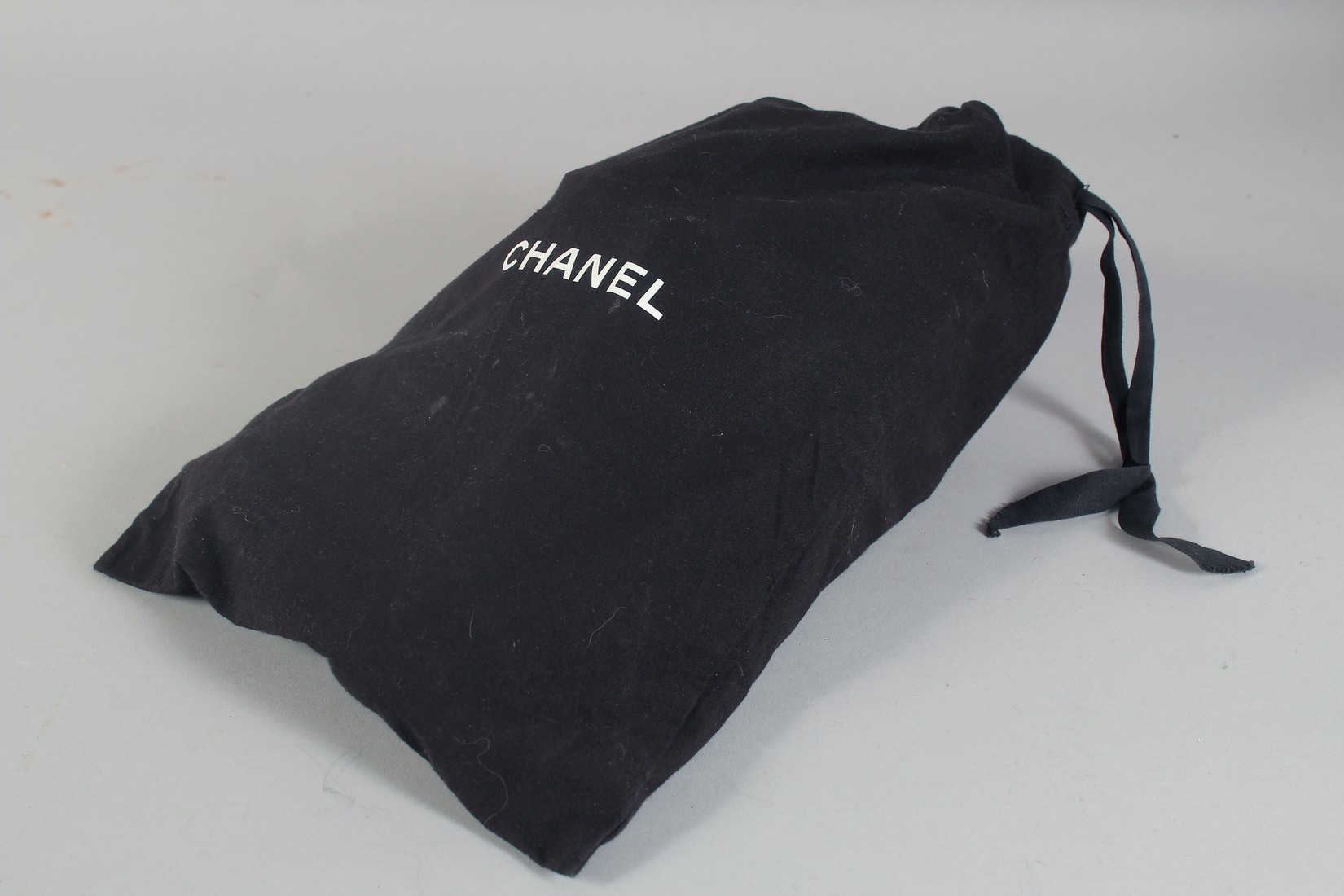A PAIR OF CHANEL BLACK TRAINERS in a dust bag. Size 37.5. - Bild 9 aus 9
