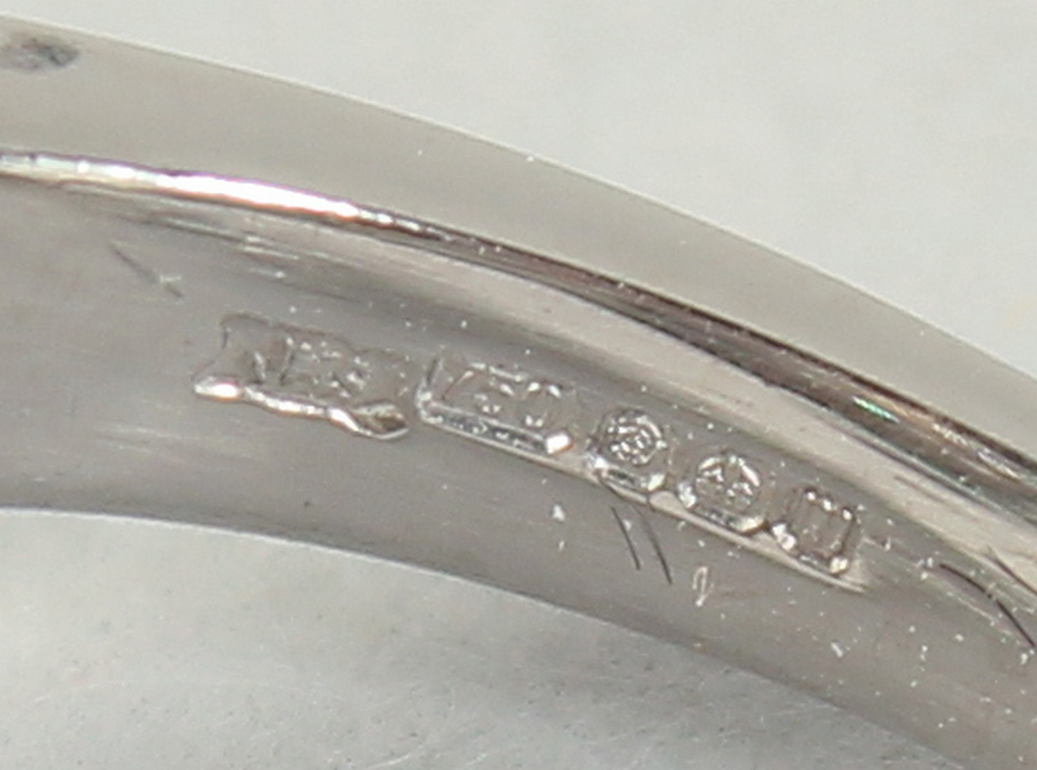 A GOOD 18CT WHITE GOLD DIAMOND COCKTAIL RING. - Image 5 of 5