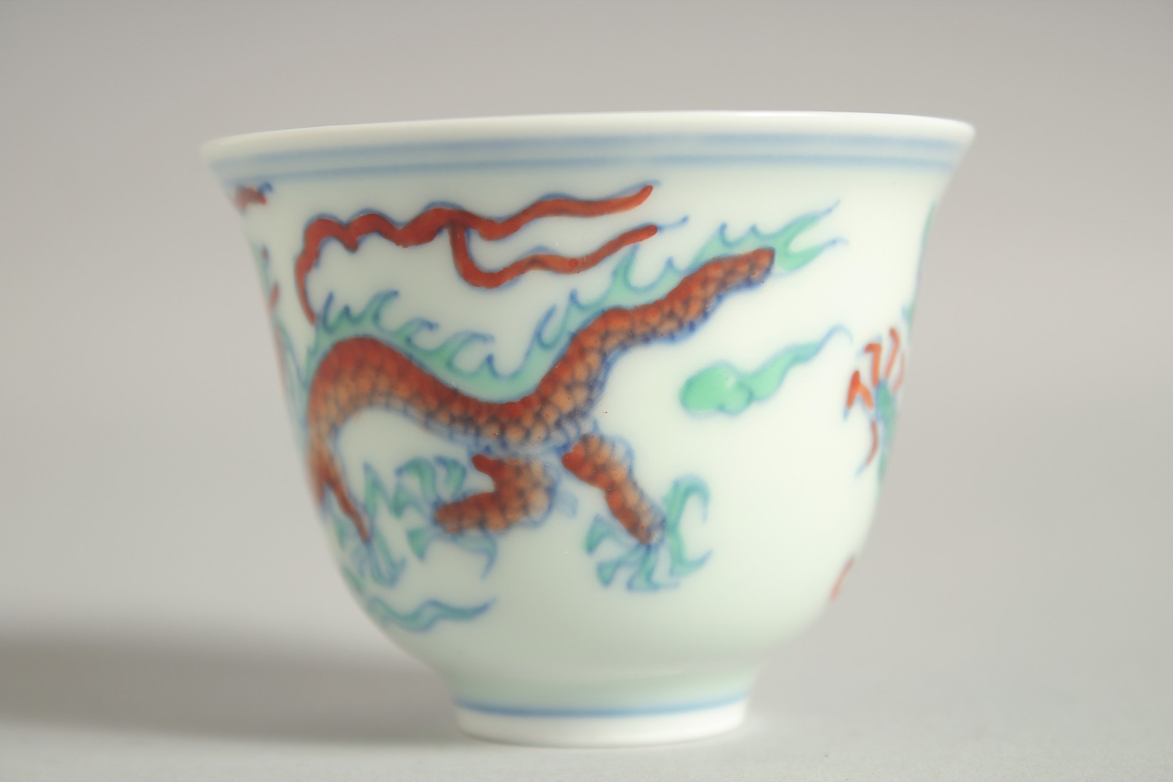 A CHINESE DOUCAI PORCELAIN DRAGON CUP, 6.5cm diameter. - Image 4 of 5