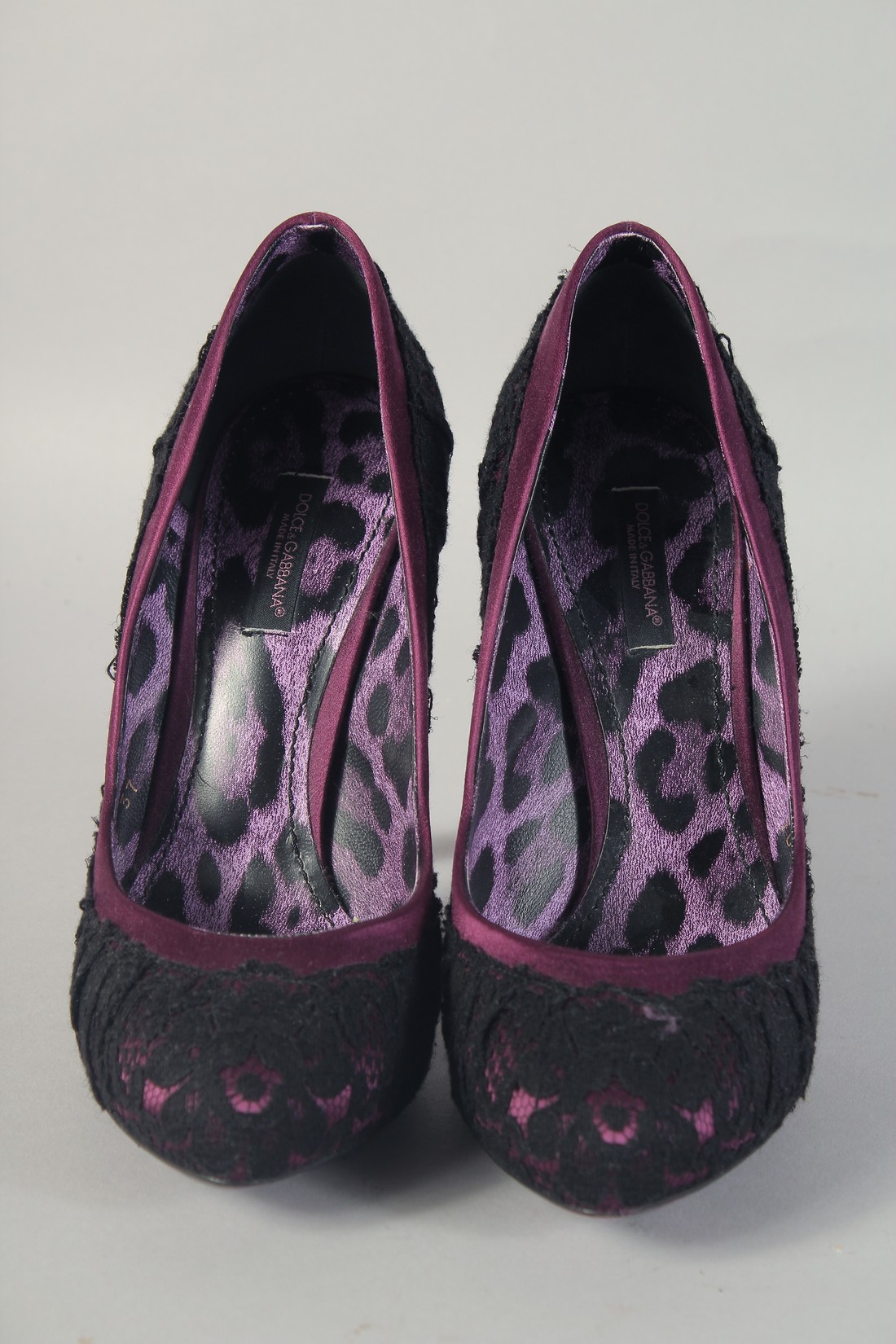 A PAIR OF DOLCE AND GABBANA BLACK AND PURPLE HIGH HEEL SHOES. Size 37. - Bild 2 aus 7