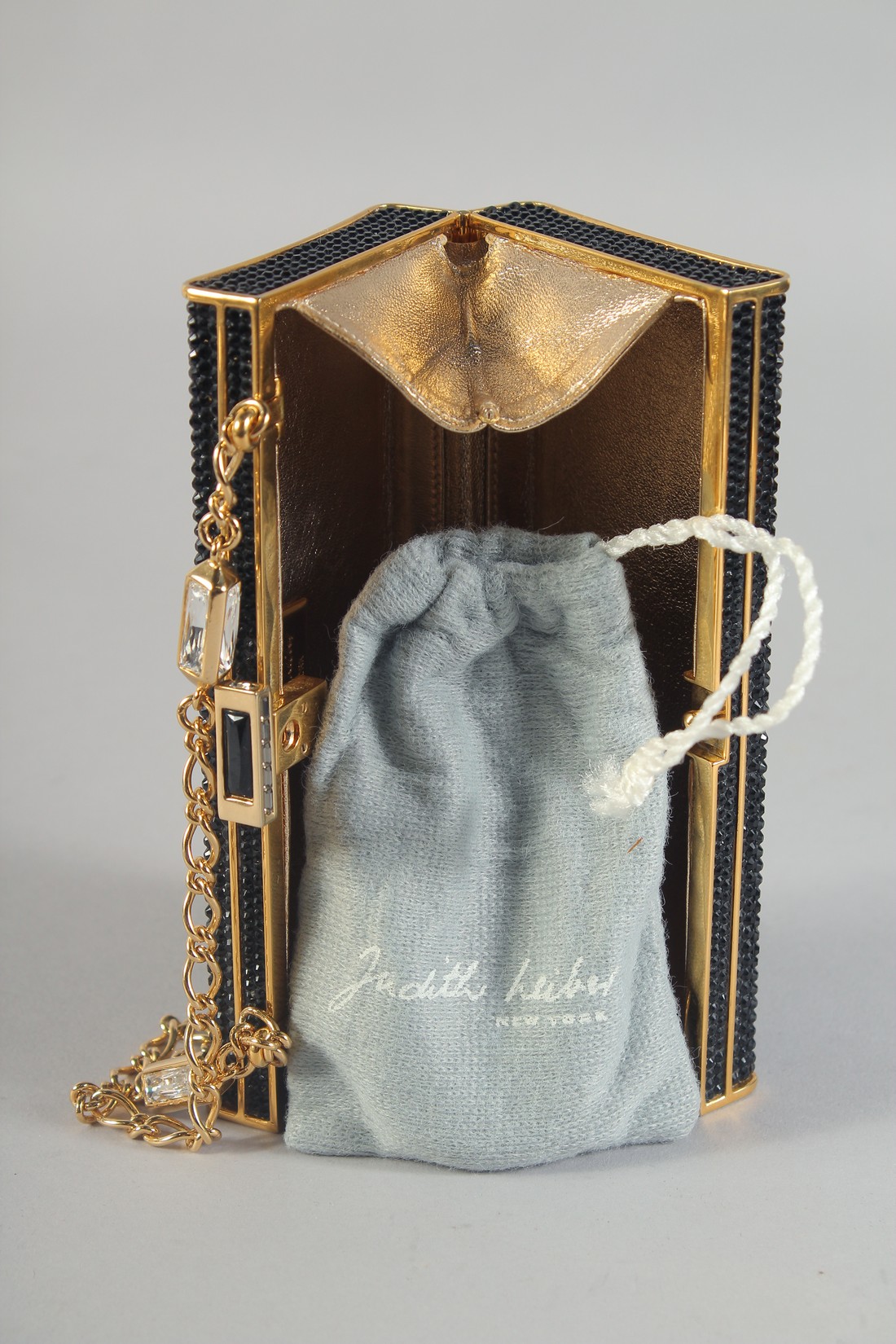 A JUDITH LEIBER, NEW YORK BLACK BEAD EVENING BAG, with gilt interior pocket mirror in a cloth bag. - Bild 6 aus 6