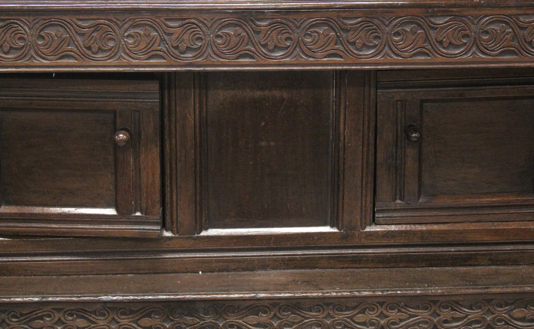 A GOOD 18TH CENTURY OAK COURT CUPBOARD, GOOD COLOUR with plain top, the front with carved frieze - Image 3 of 5