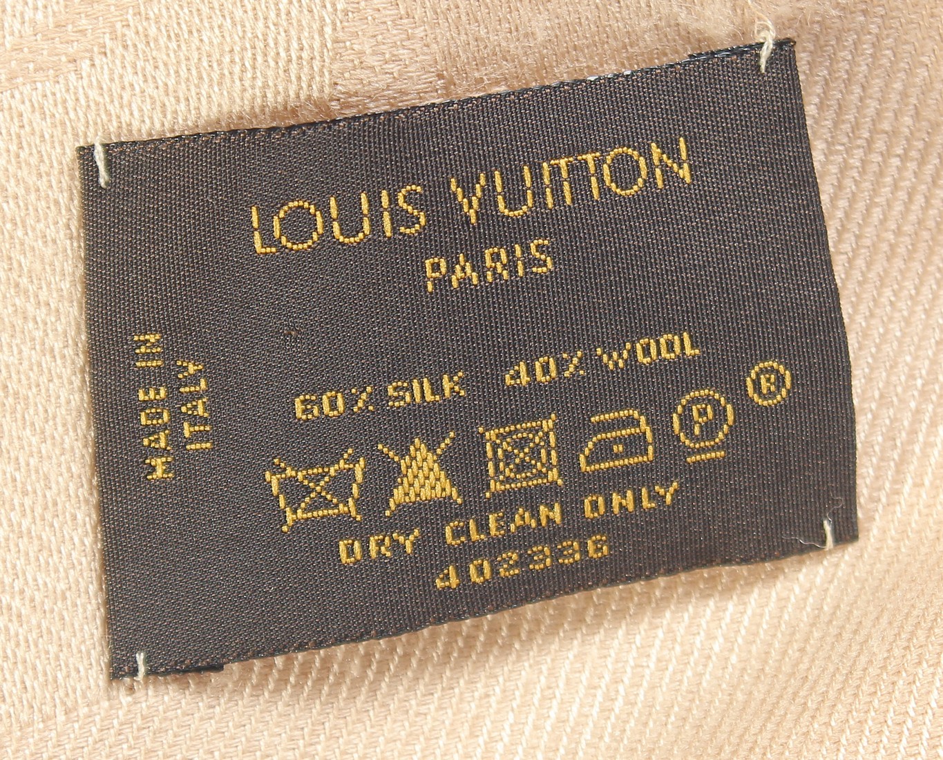 A LOUIS VUITTON CREAM SHAWL with Louis Vuitton emblems. 140cm x 120cm. - Bild 5 aus 5