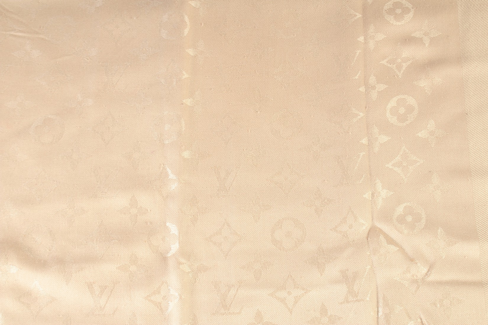 A LOUIS VUITTON CREAM SHAWL with Louis Vuitton emblems. 140cm x 120cm. - Bild 2 aus 5