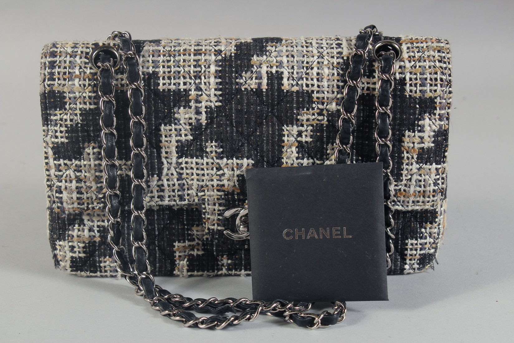 A GOOD CHANEL BLACK AND WHITE WOVEN TWEED/FABRIC BAG with black leather interior with entwined - Bild 6 aus 6