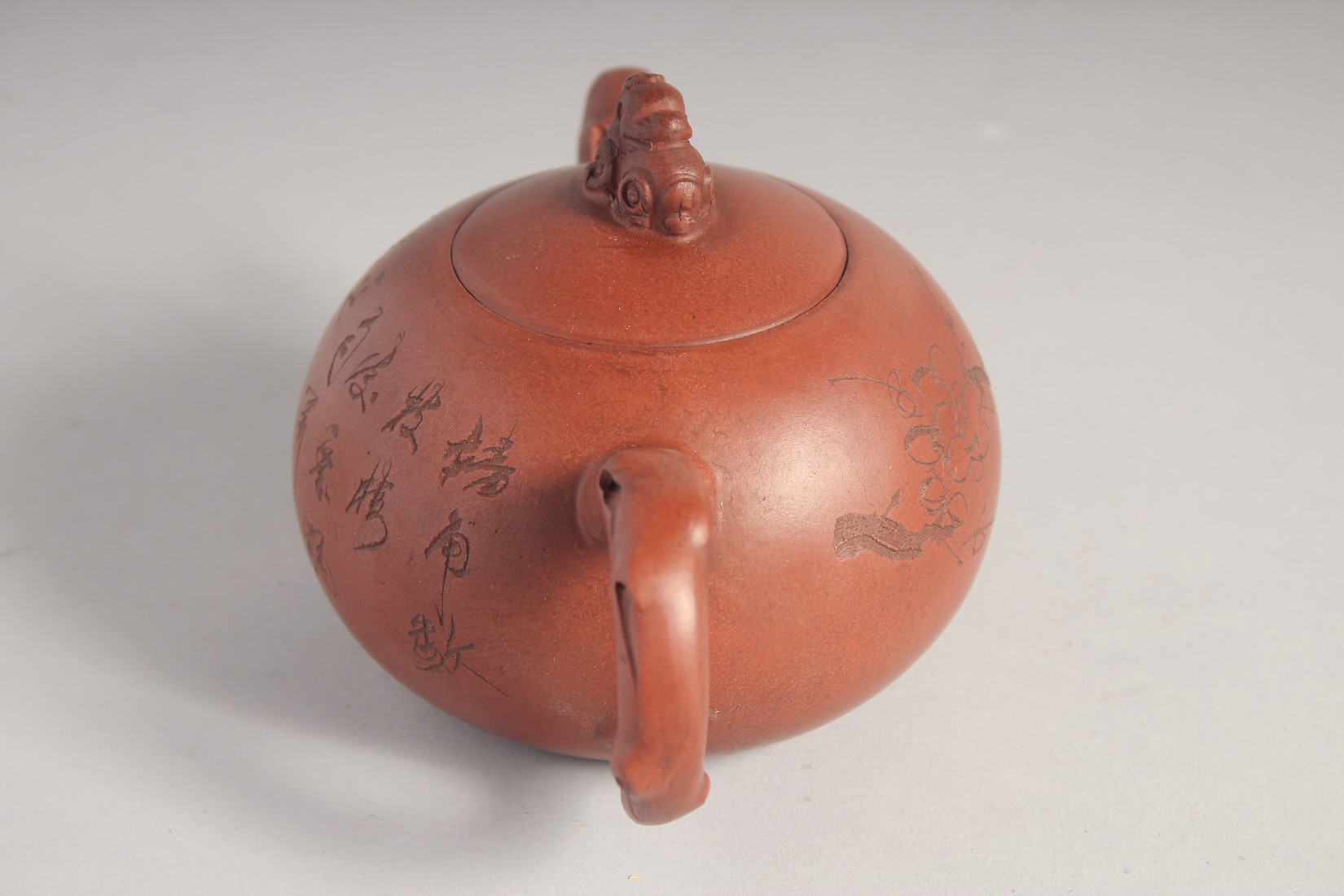 A CHINESE YIXING TEAPOT signed by Gu Jing Zhou, 16cm spout to handle. - Image 6 of 8