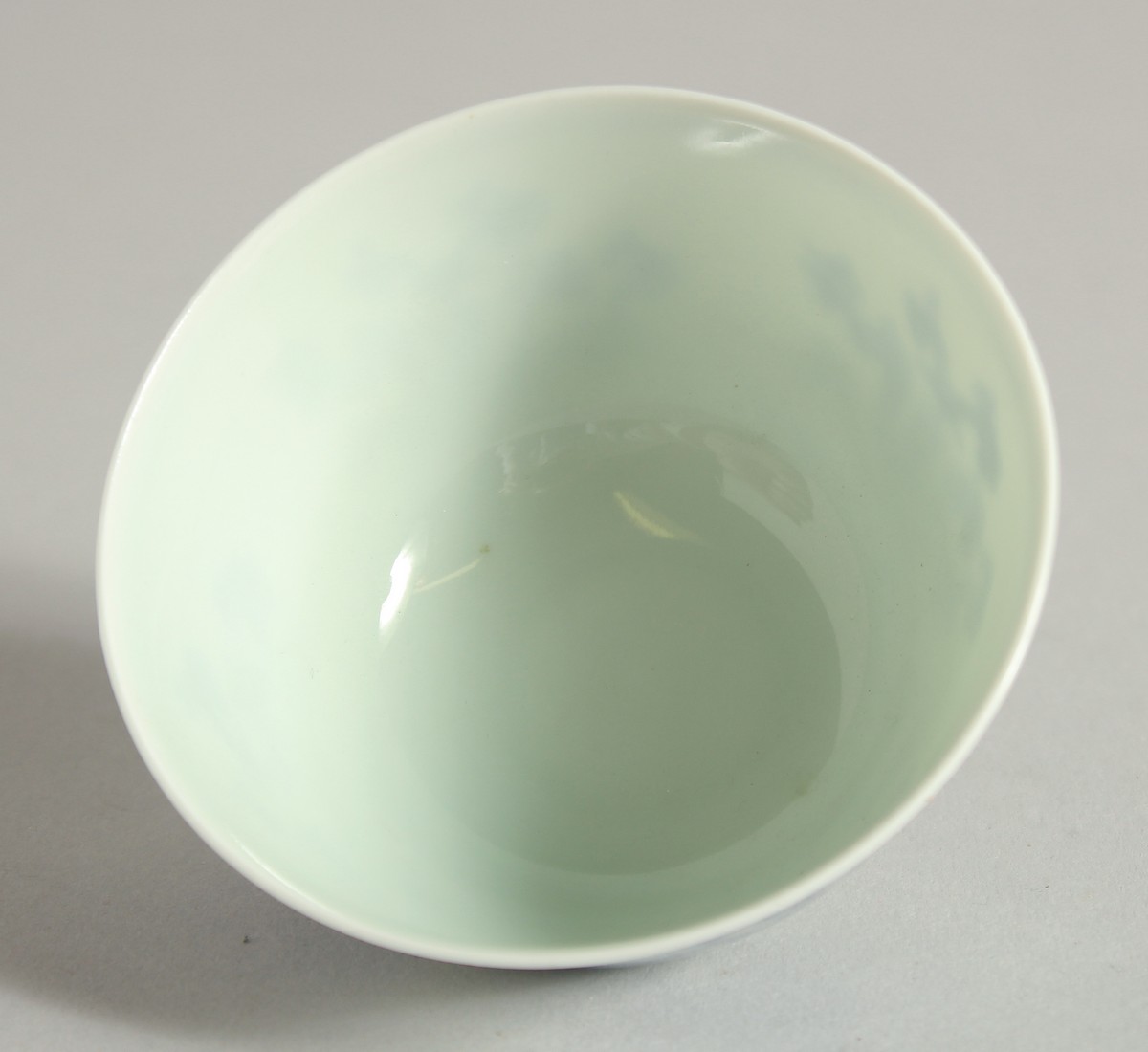 A CHINESE BLUE AND WHITE PORCELAIN CUP, six-character mark to base, 7.5cm diameter. - Image 4 of 7