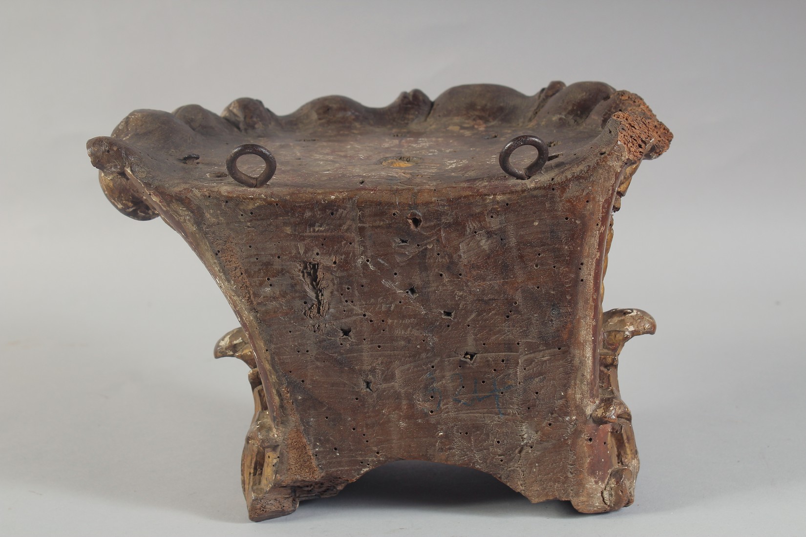 A GOOD 18TH CENTURY CARVED AND GILDED LIMEWOOD WALL BRACKET. 7ins high x 10ins wide. - Image 5 of 5